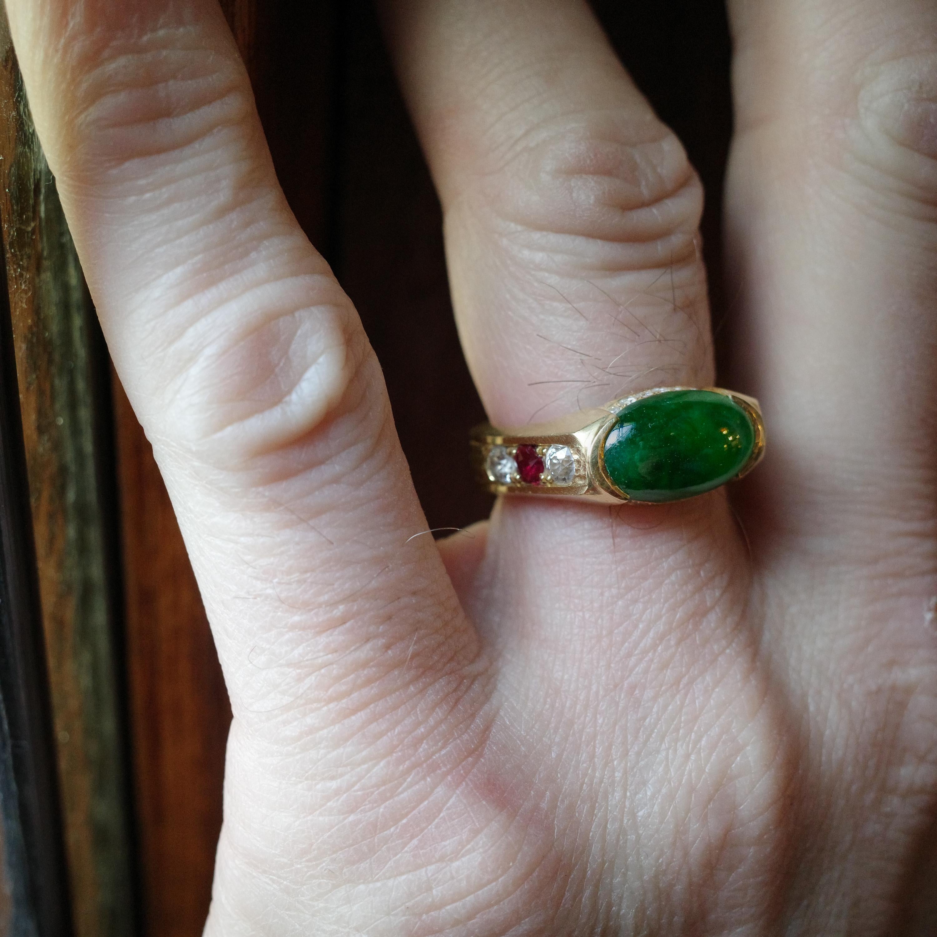 Jadeit Jade-Ring Smaragdgrün, Rubine, Diamanten, 18k, zertifiziert und unbehandelt (Kunsthandwerker*in) im Angebot