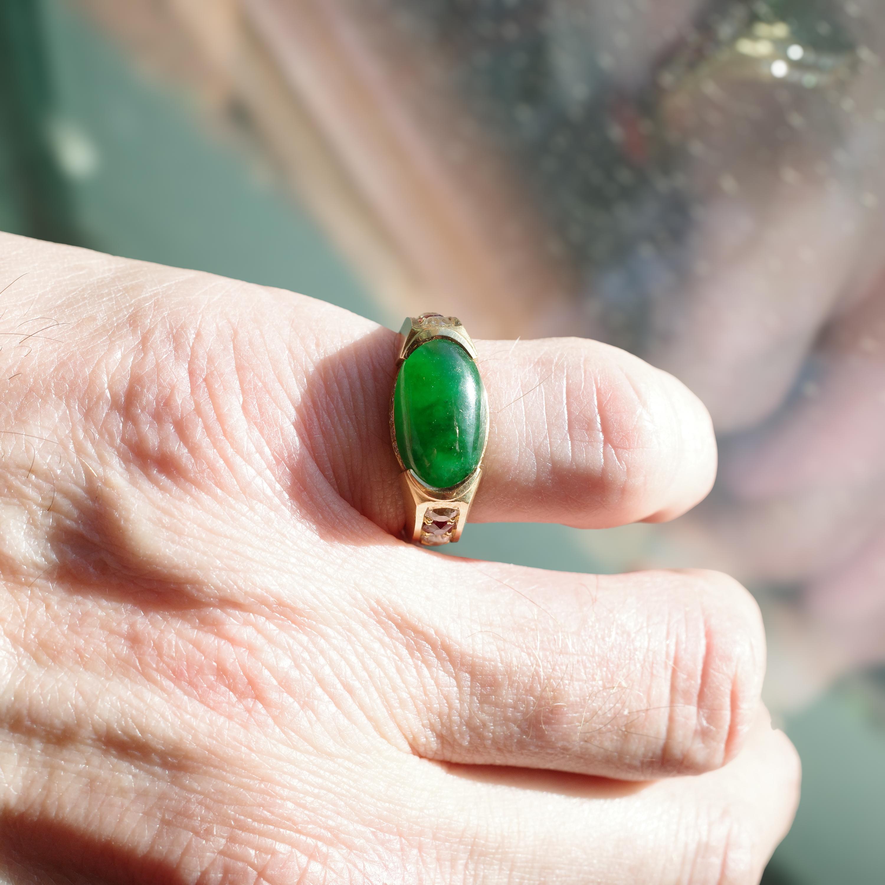 Jadeit Jade-Ring Smaragdgrün, Rubine, Diamanten, 18k, zertifiziert und unbehandelt (Cabochon) im Angebot