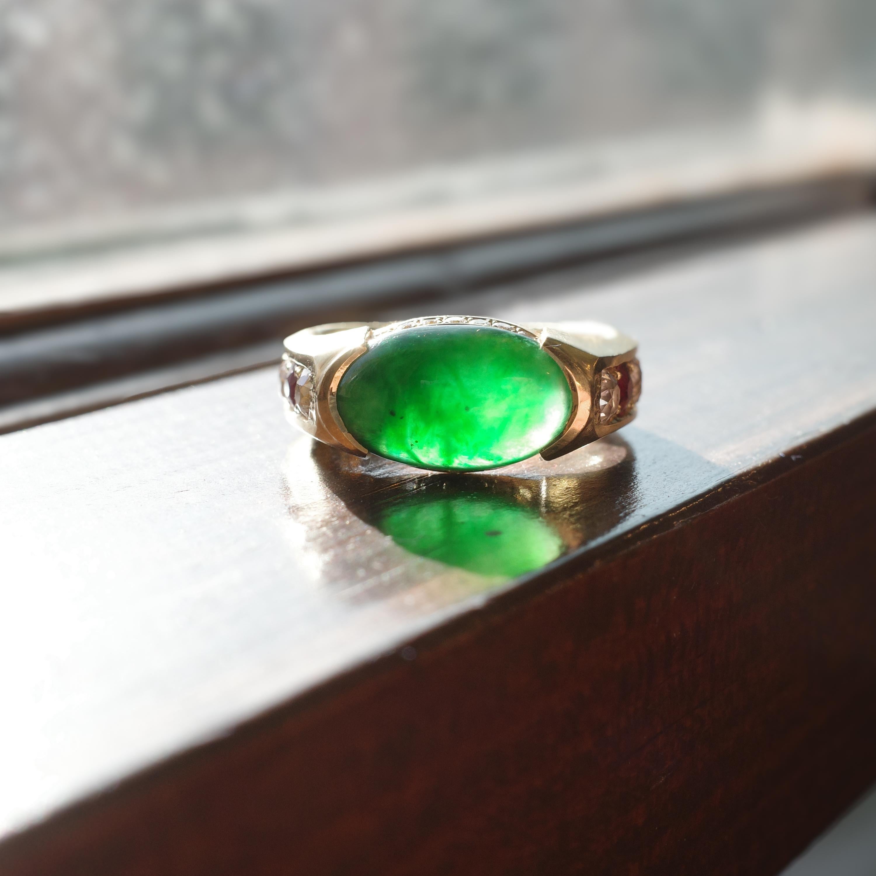 Jadeit Jade-Ring Smaragdgrün, Rubine, Diamanten, 18k, zertifiziert und unbehandelt im Zustand „Hervorragend“ im Angebot in Northampton, MA