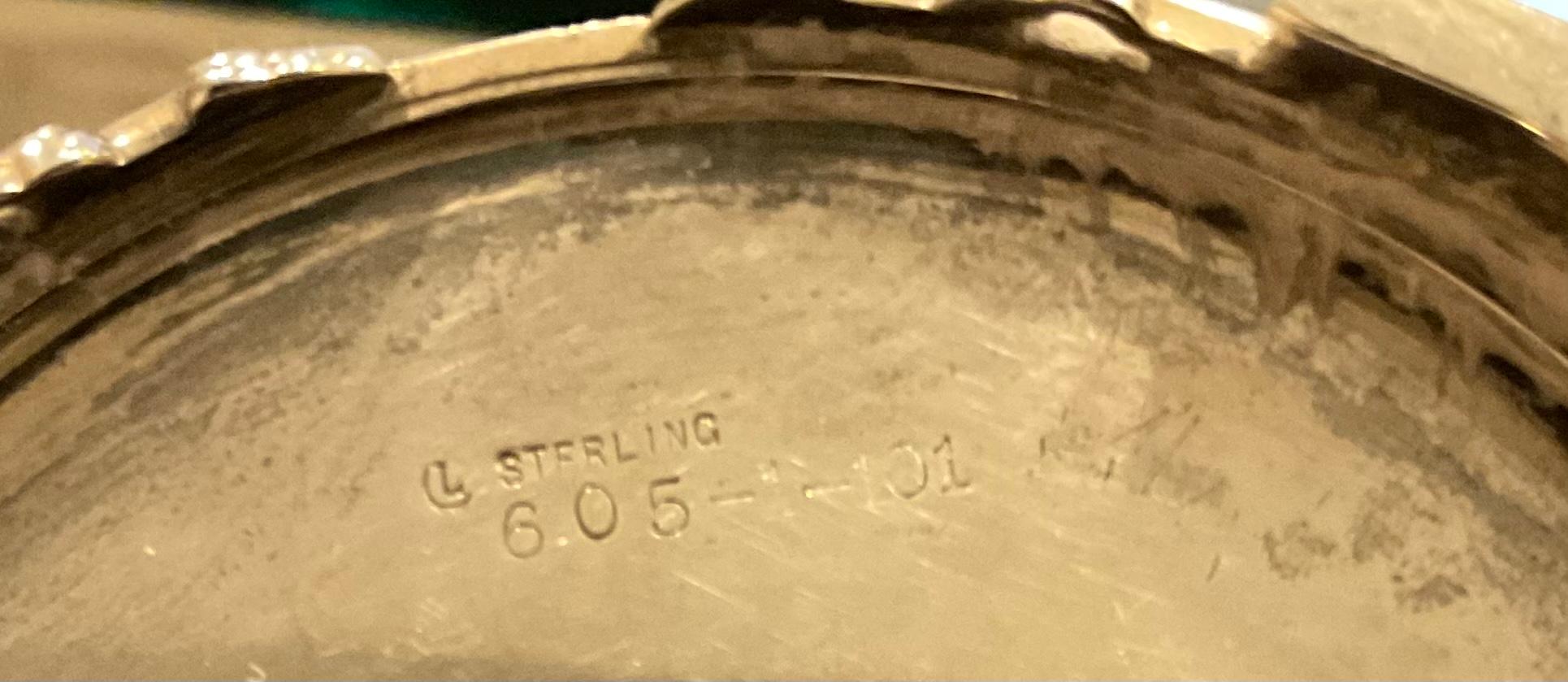 Pitillera de jade, cornalina y esterlina con tapa decorativa de gallo, circa años 20. La piedra está firmada y numerada en la parte inferior. Asombrosa decoración de esterlina en la parte superior y el pie, con el interior de la tapa tallado