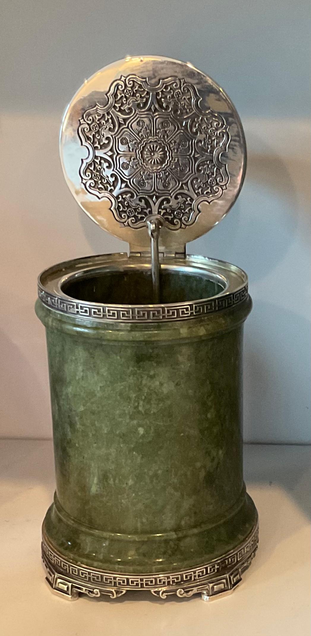 Début du 20ème siècle Boîte à cigarettes en jade, cornaline et argent, avec couvercle décoratif en forme de coq, circa 1920 en vente