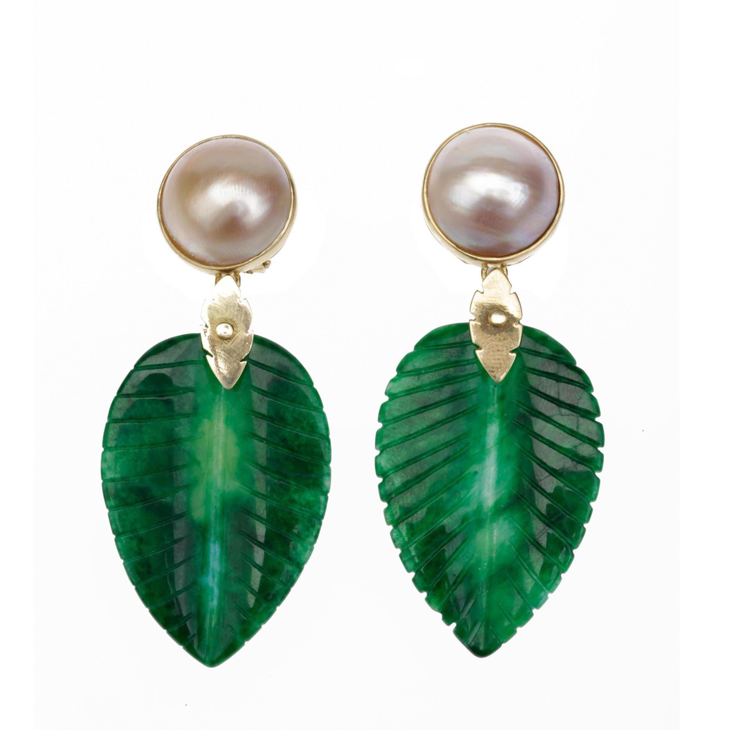 Amazing spinach  carved jade leaf, gold color mabè pearl, linked in 18 kt gold gr 8,70, total length 6cm.
The connection between the pearl and the leaf is a gold leaf, very nice details.
All Giulia Colussi jewelry is new and has never been