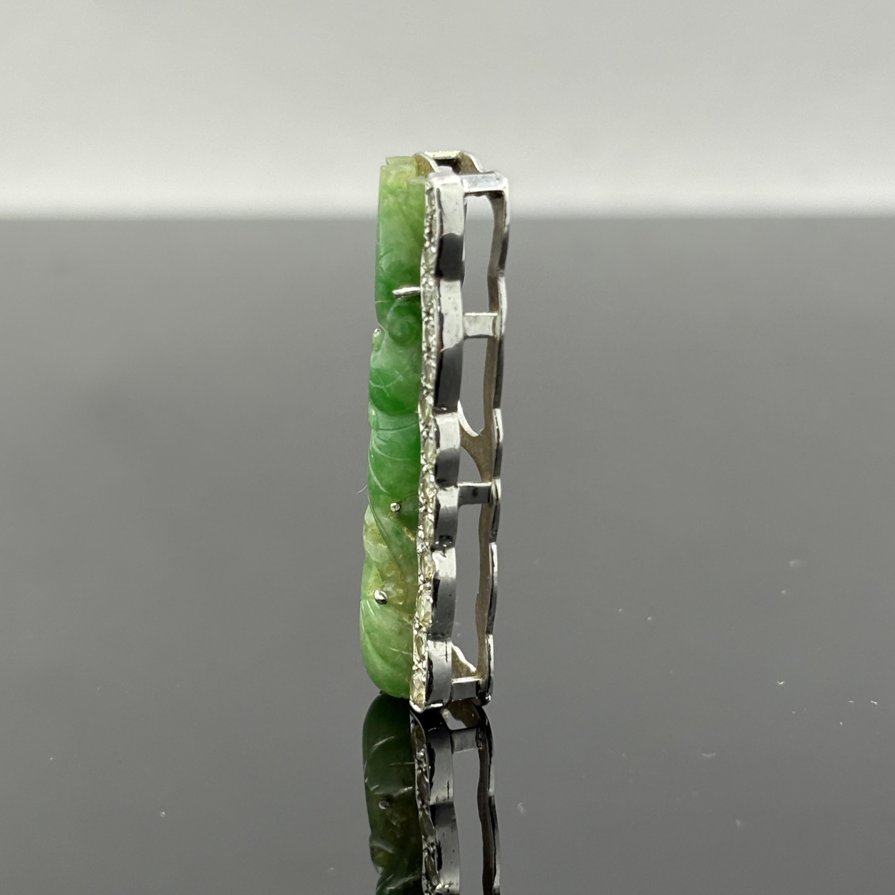 Ciondolo di giada giapponese intagliata di proprietà con incastonatura personalizzata in platino e diamanti - 0,56ctw - catena da 18 pollici

Esempio straordinario di artigianato giapponese del XX secolo, questo ciondolo presenta una placca di giada