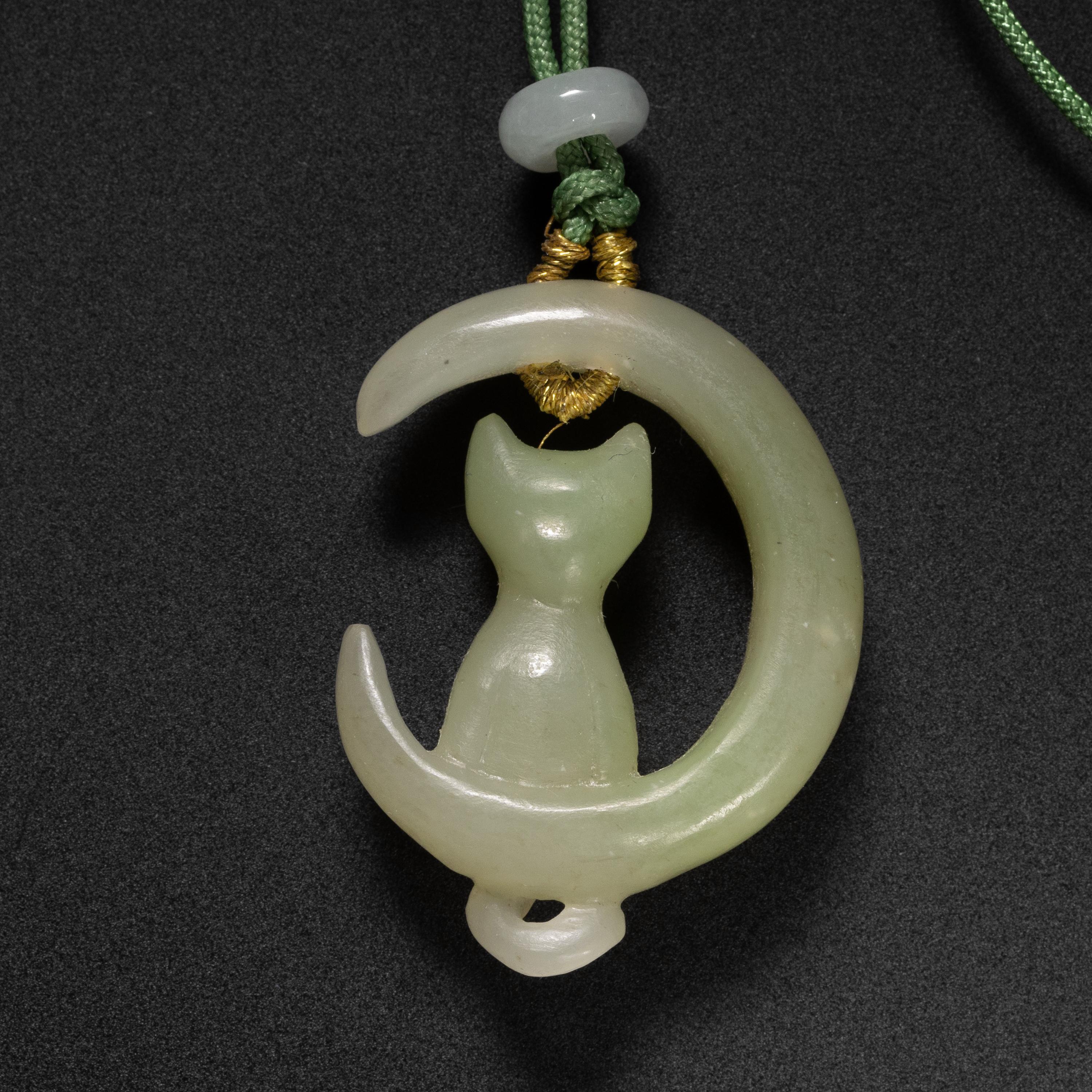 Artisan Pendentif chat et lune en jade certifié en néphrite non traitée en vente