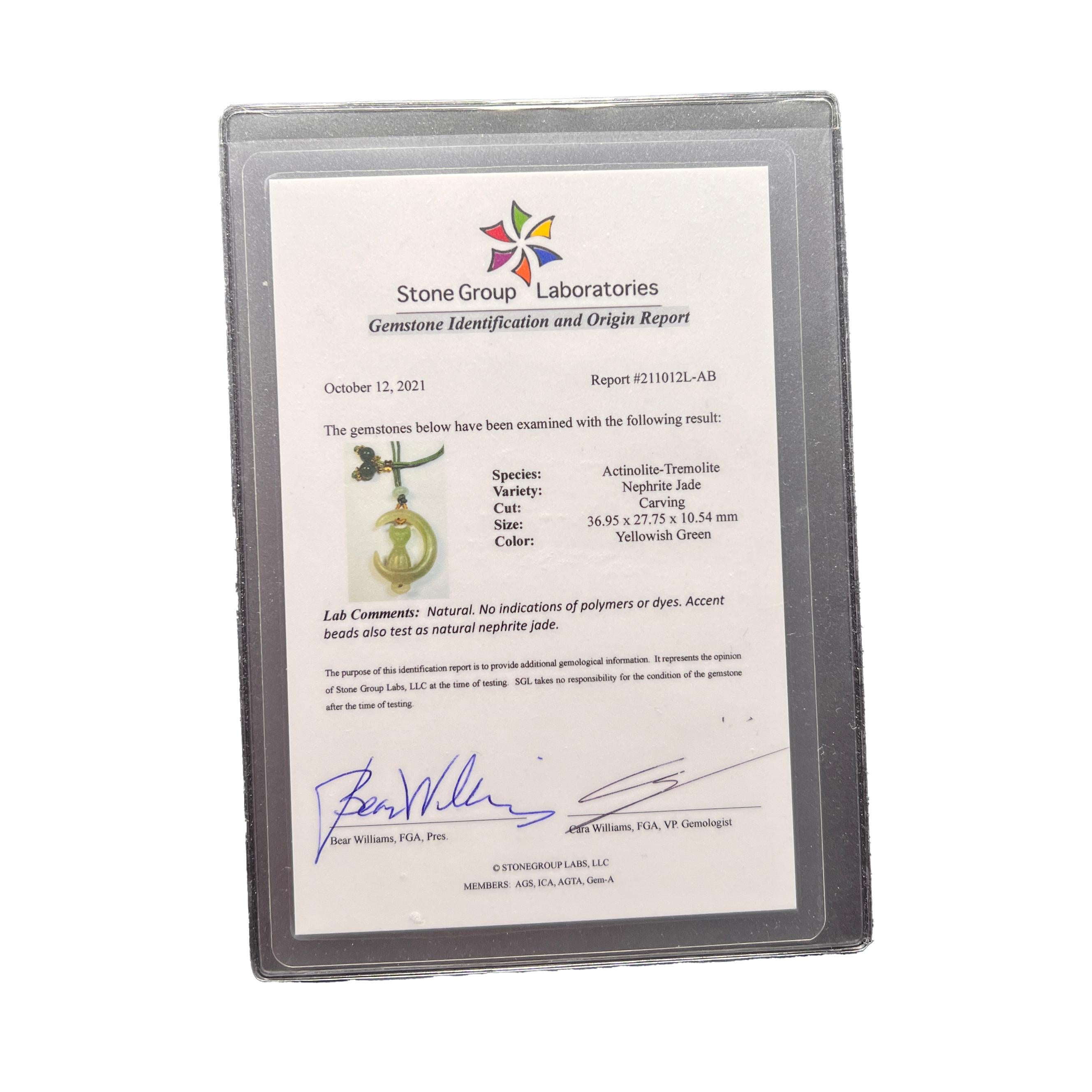 Pendentif chat et lune en jade certifié en néphrite non traitée en vente 1