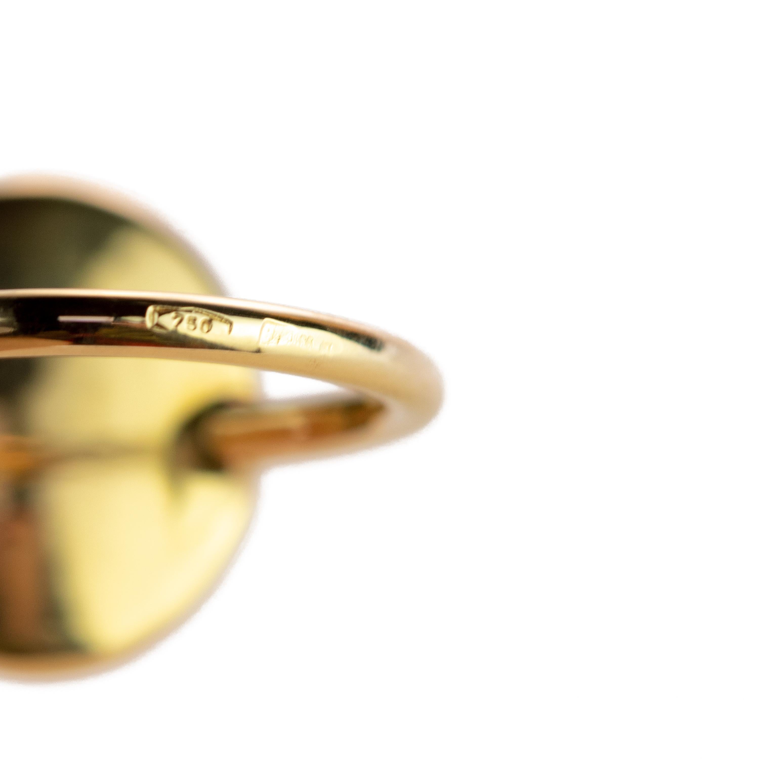 Taglio rotondo Anello di giada centrale con cabochon rotondo in oro naturale 18 kt. in vendita