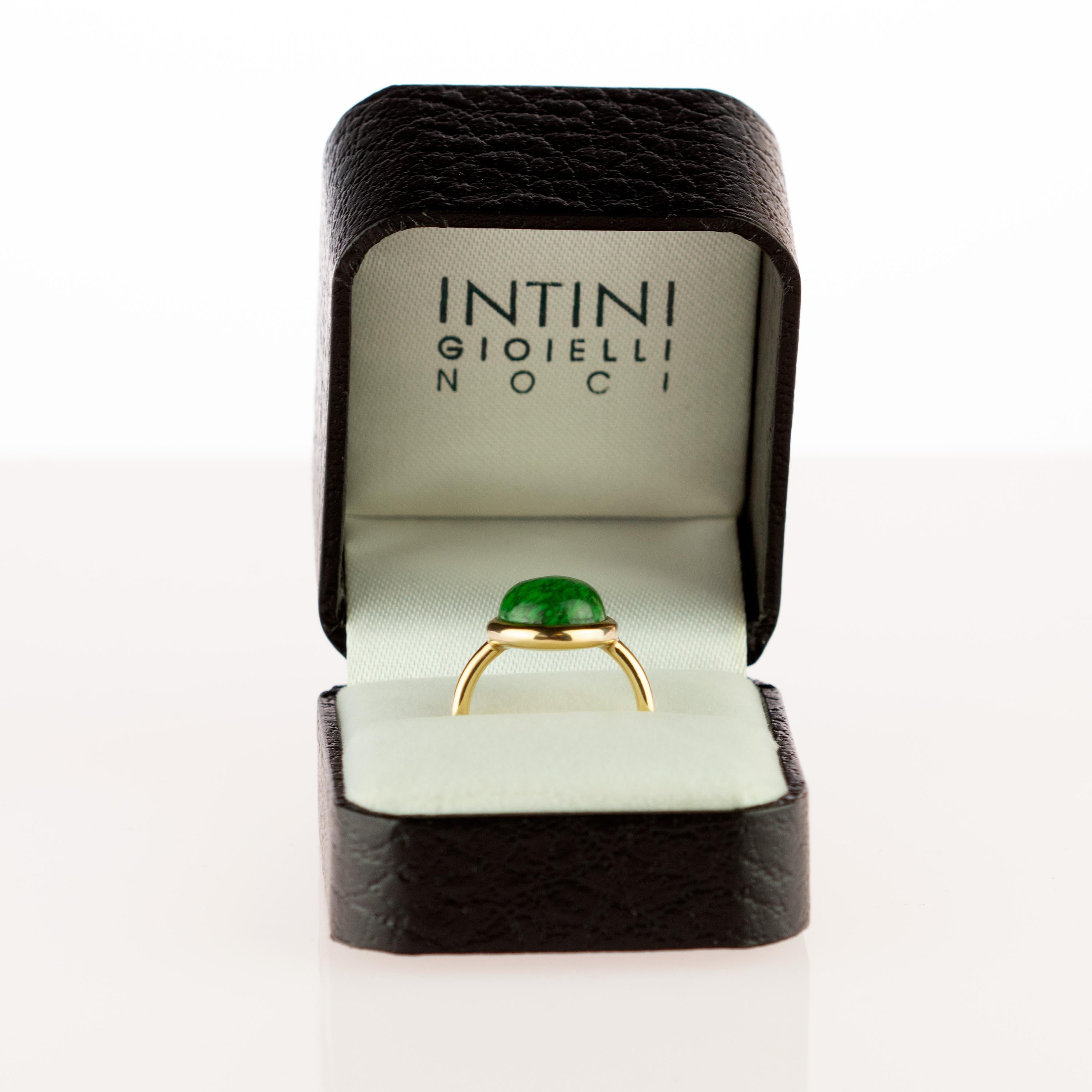 Anello di giada centrale con cabochon rotondo in oro naturale 18 kt. in vendita 1