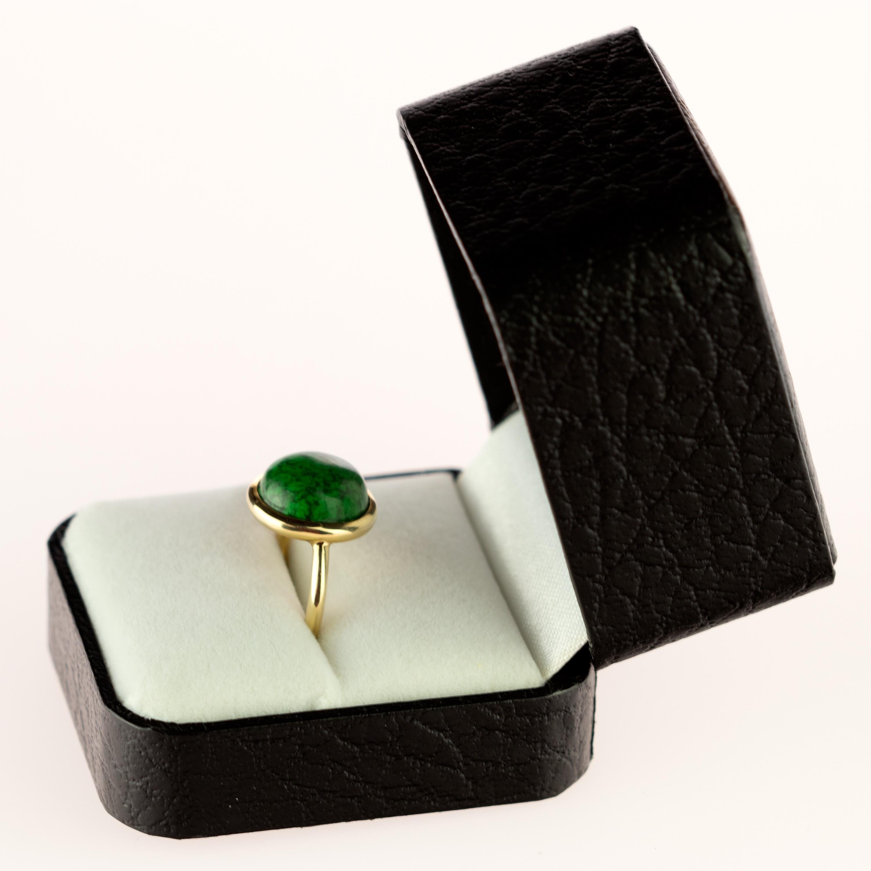 Ispira e affascina con questa preziosa pietra di giada naturale rotonda da 10 carati in un anello in oro giallo da 18 carati. Un pezzo elegante e raffinato, perfetto per qualsiasi cocktail e occasione. La forma ovale cabochon impreziosisce chiunque