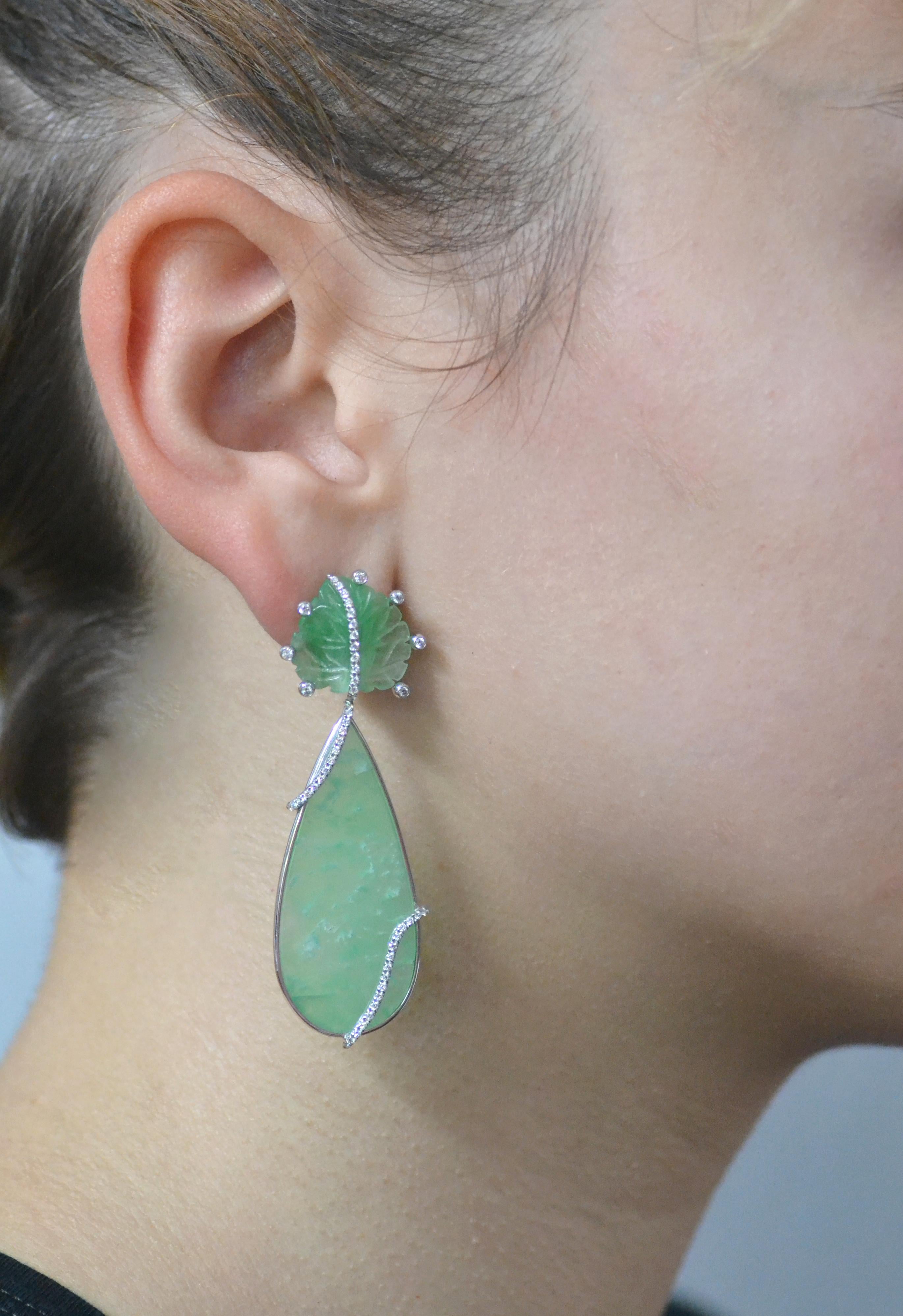 Realizzato a mano nella fabbrica della famiglia Margherita Burgener,  Italia, gli orecchini presentano una parte superiore in giada intagliata a mano e gocce piatte in crisoprasio naturale.


Oro bianco 18 KT grammi 10,32
n. 114 diamanti  carati
