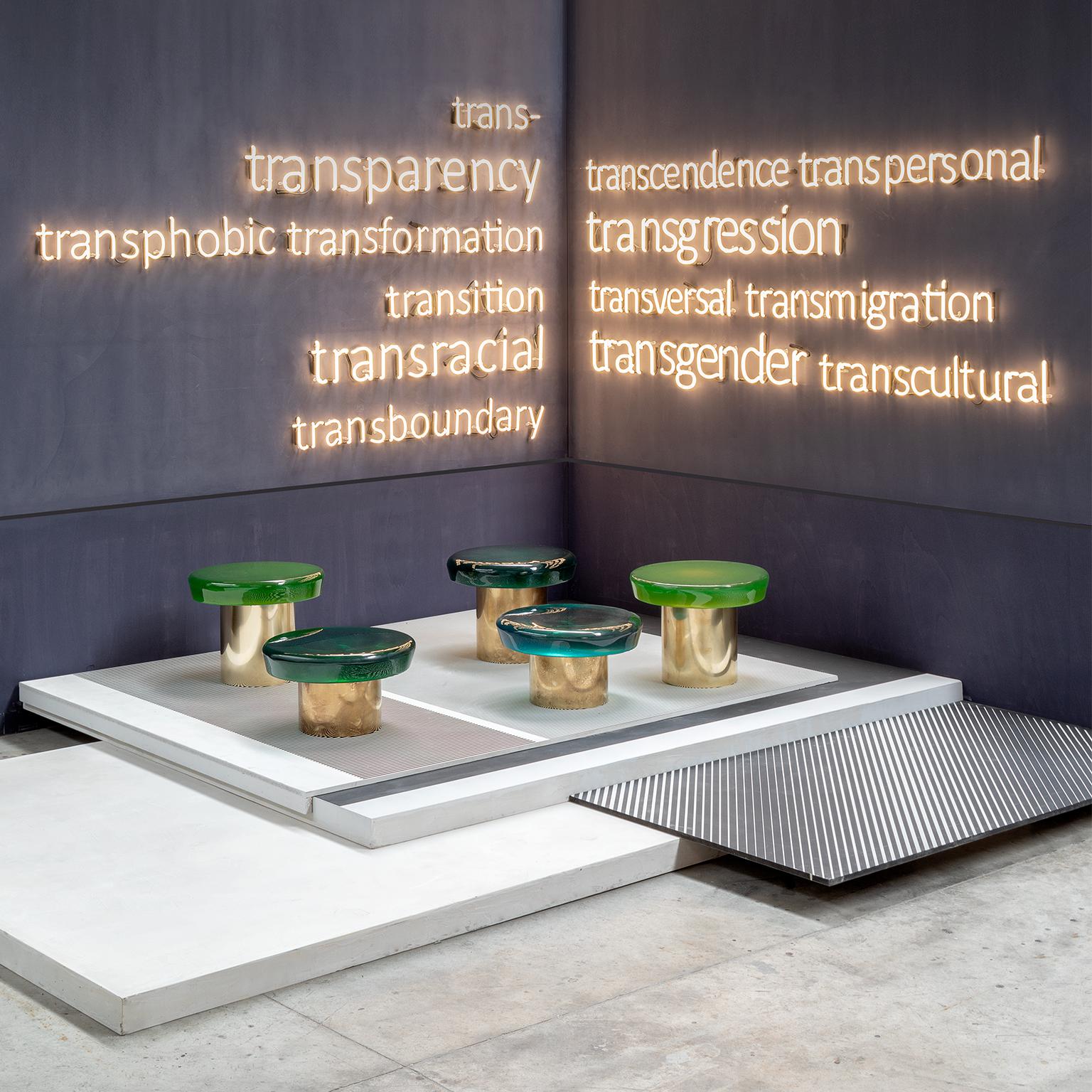 Table basse haute Jade par Draga & Aurel Résine et laiton, 21e siècle Neuf - En vente à Como, IT