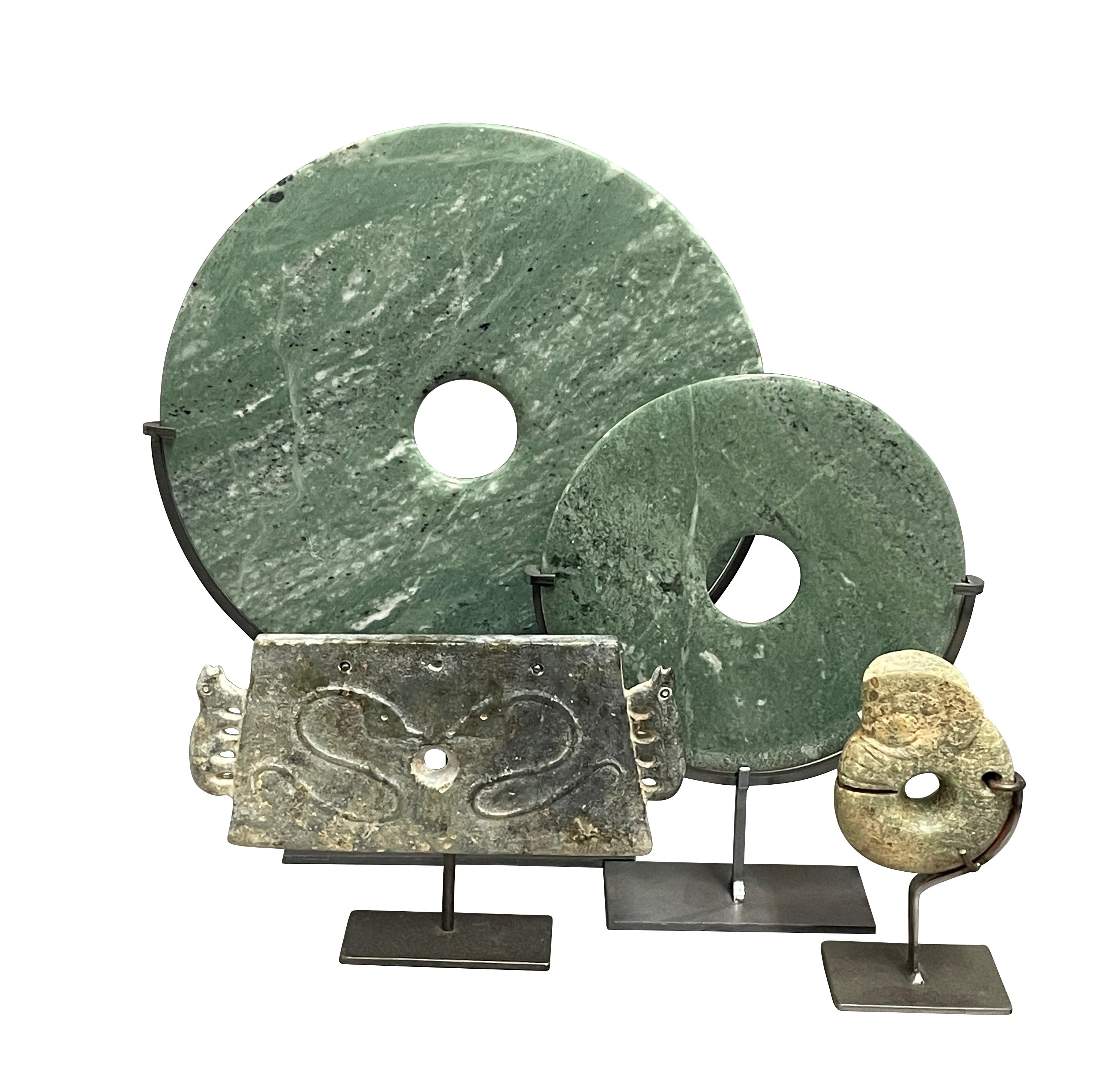 Ensemble de deux disques de jade sur des stands en métal, Chine, Contemporain en vente 4