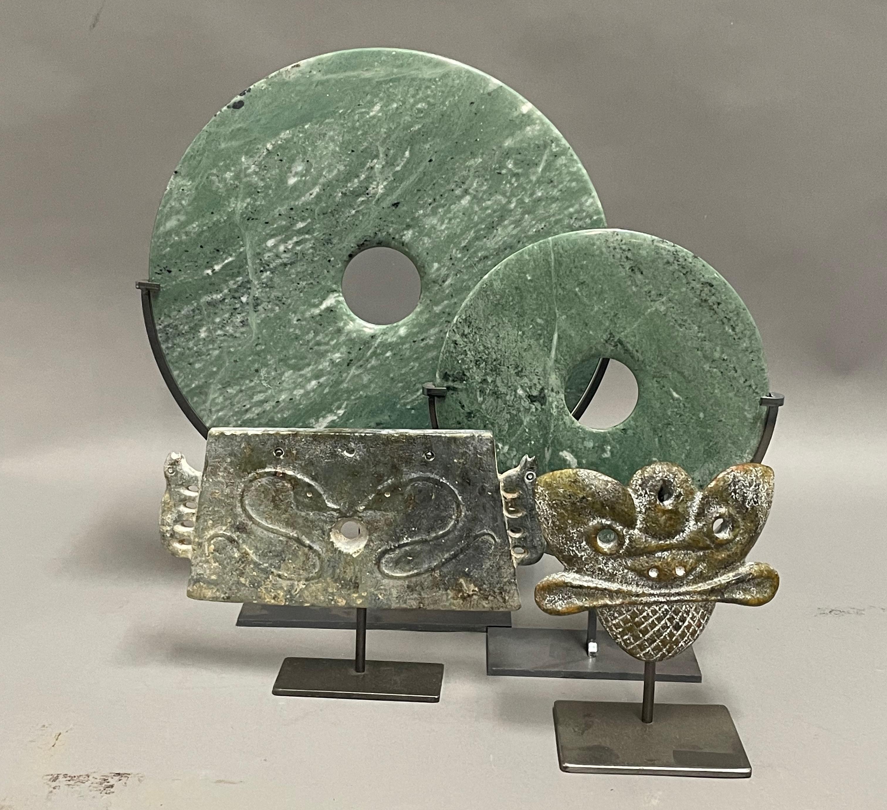 Ensemble de deux disques de jade sur des stands en métal, Chine, Contemporain en vente 5