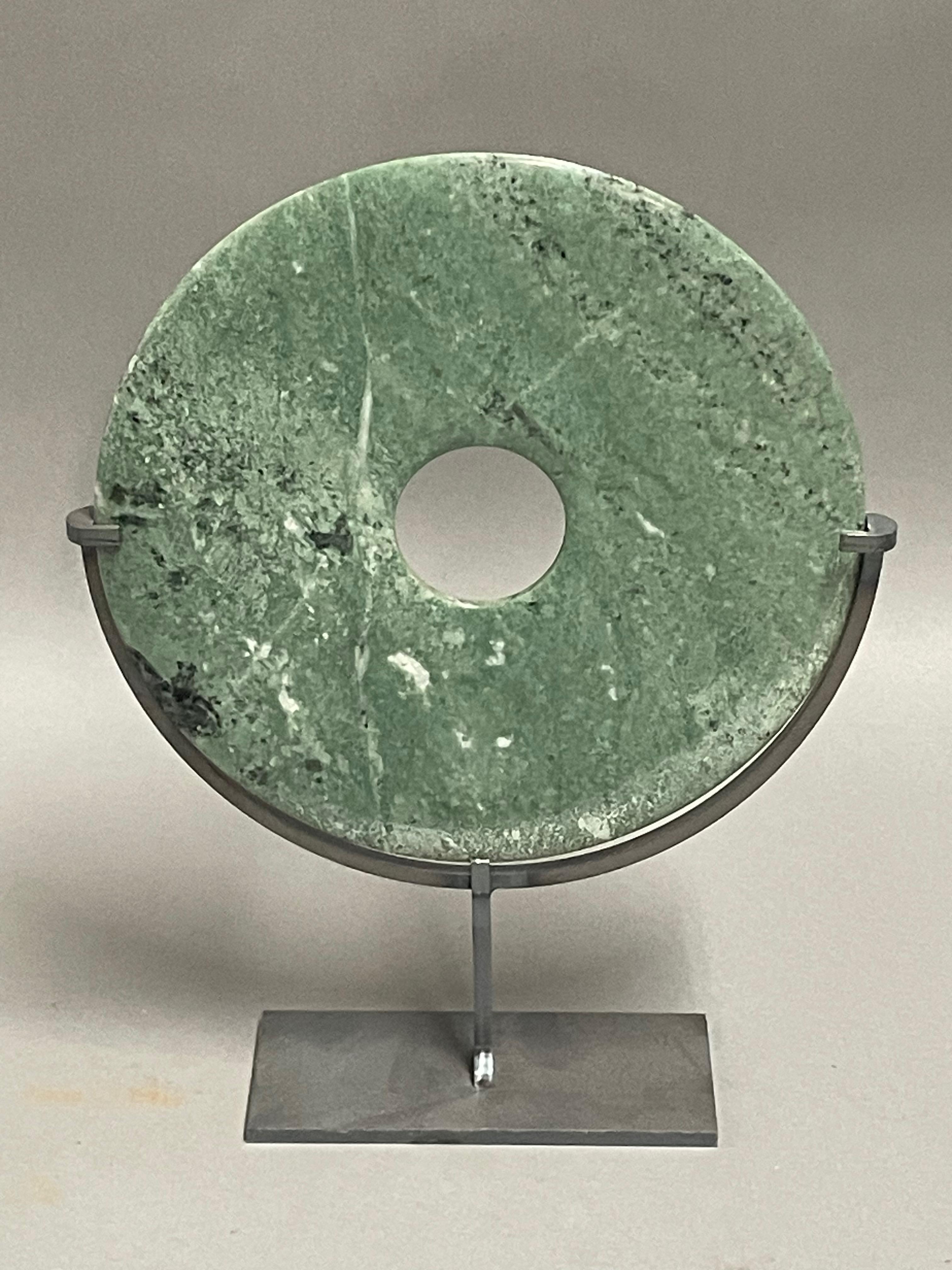 Jadefarbener Satz von zwei Jadescheiben auf Metallständern, China, Contemporary im Angebot 2