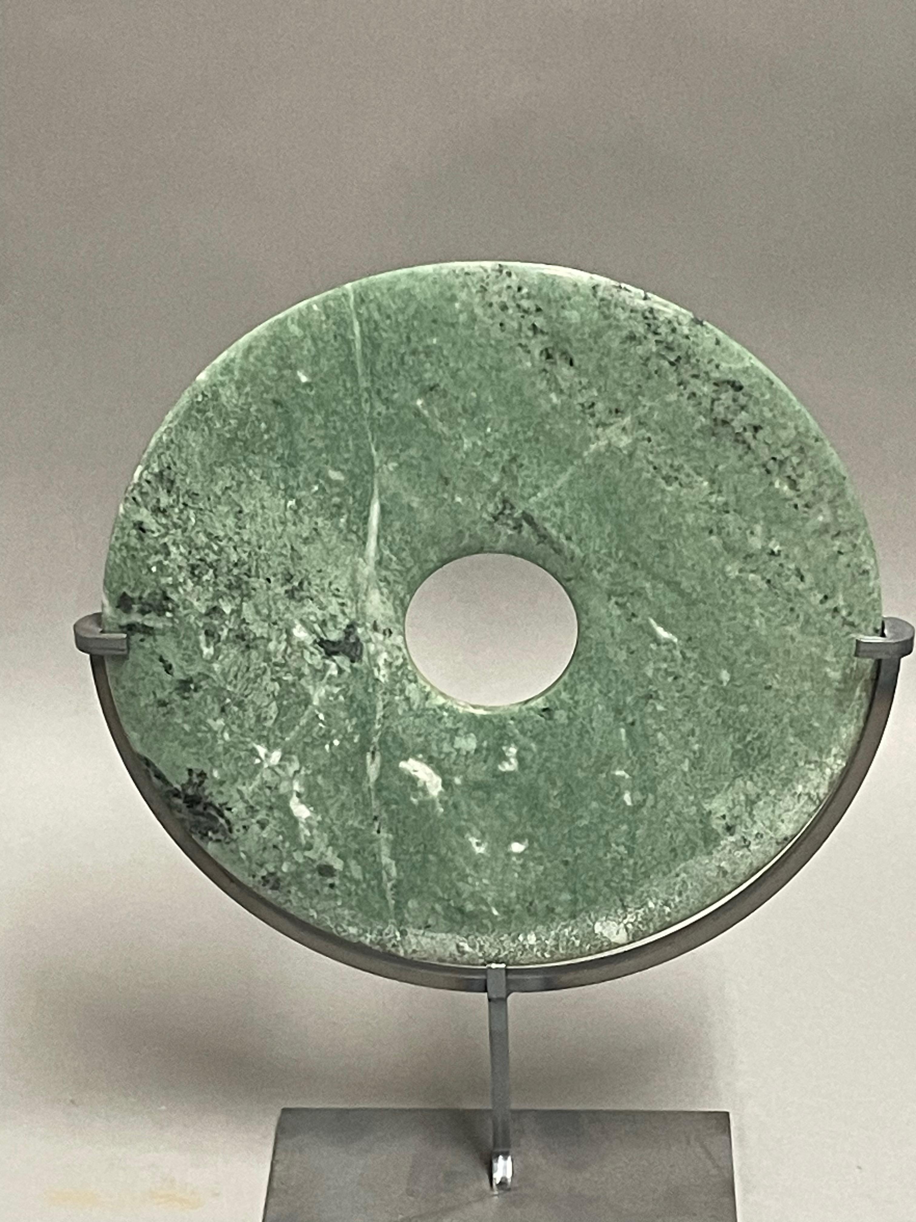 Jadefarbener Satz von zwei Jadescheiben auf Metallständern, China, Contemporary im Angebot 3