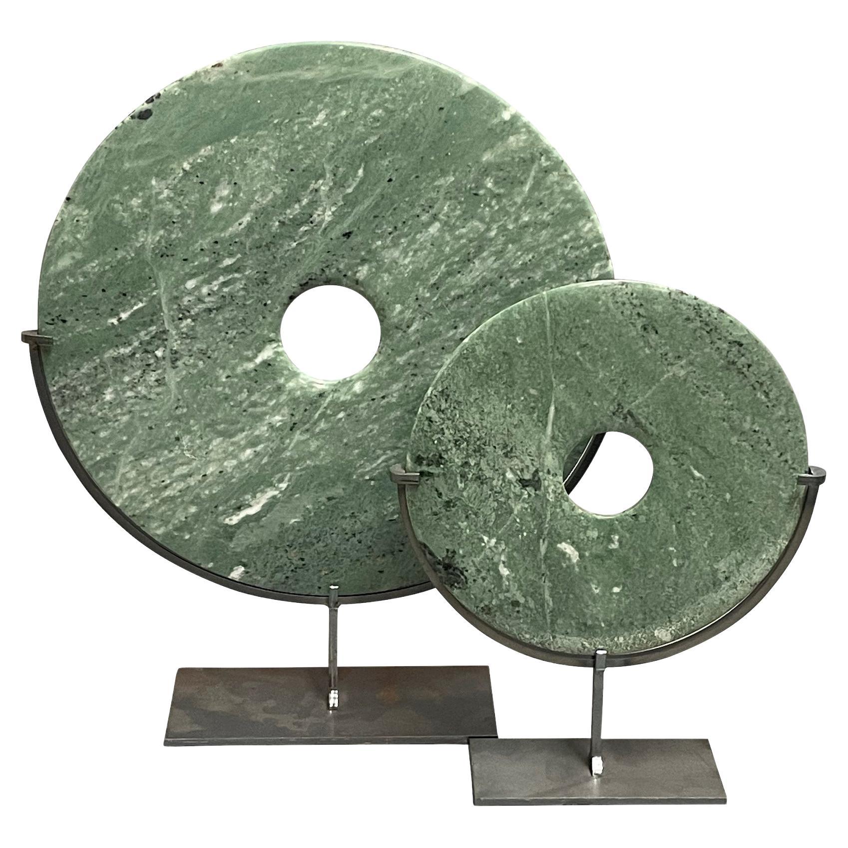 Ensemble de deux disques de jade sur des stands en métal, Chine, Contemporain en vente