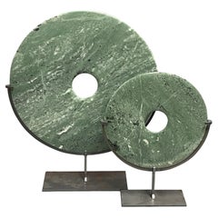 Ensemble de deux disques de jade sur des stands en métal, Chine, Contemporain