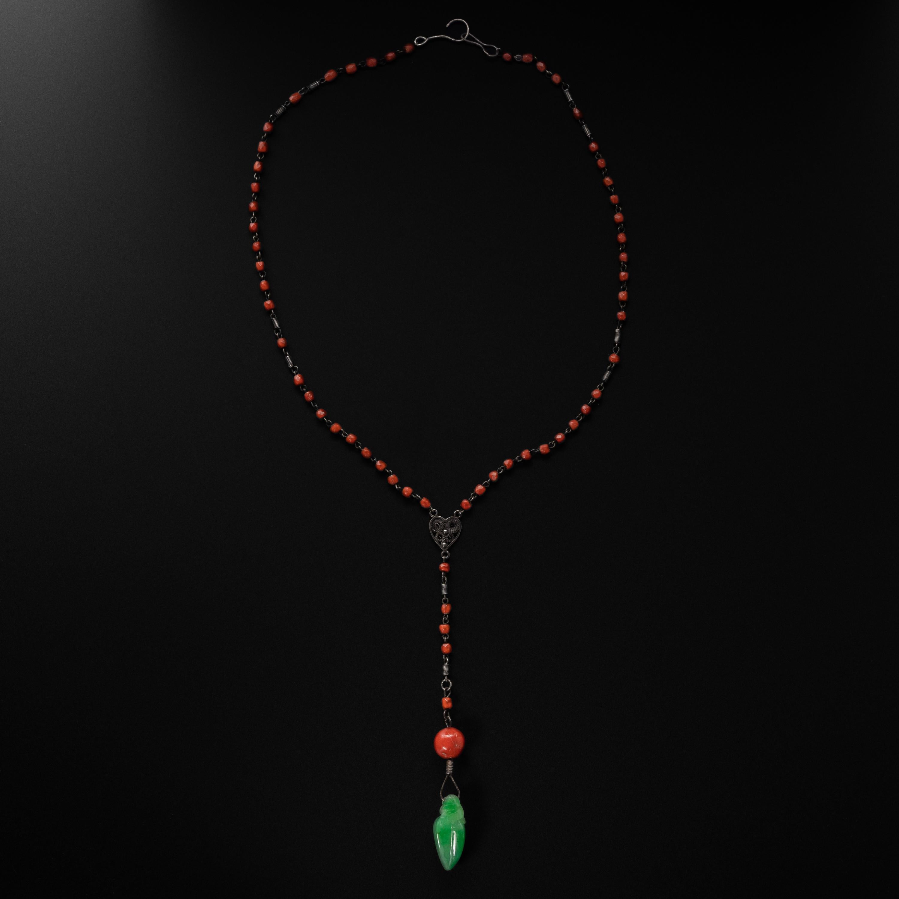 Questa collana Art Deco degli anni '30 presenta una splendida giadeite birmana naturale verde mela intagliata a forma di stella. La scultura di giada traslucida di 27,40 mm x 11,71 mm x 11,58 mm è sospesa su un chiodo d'argento e collegata a una