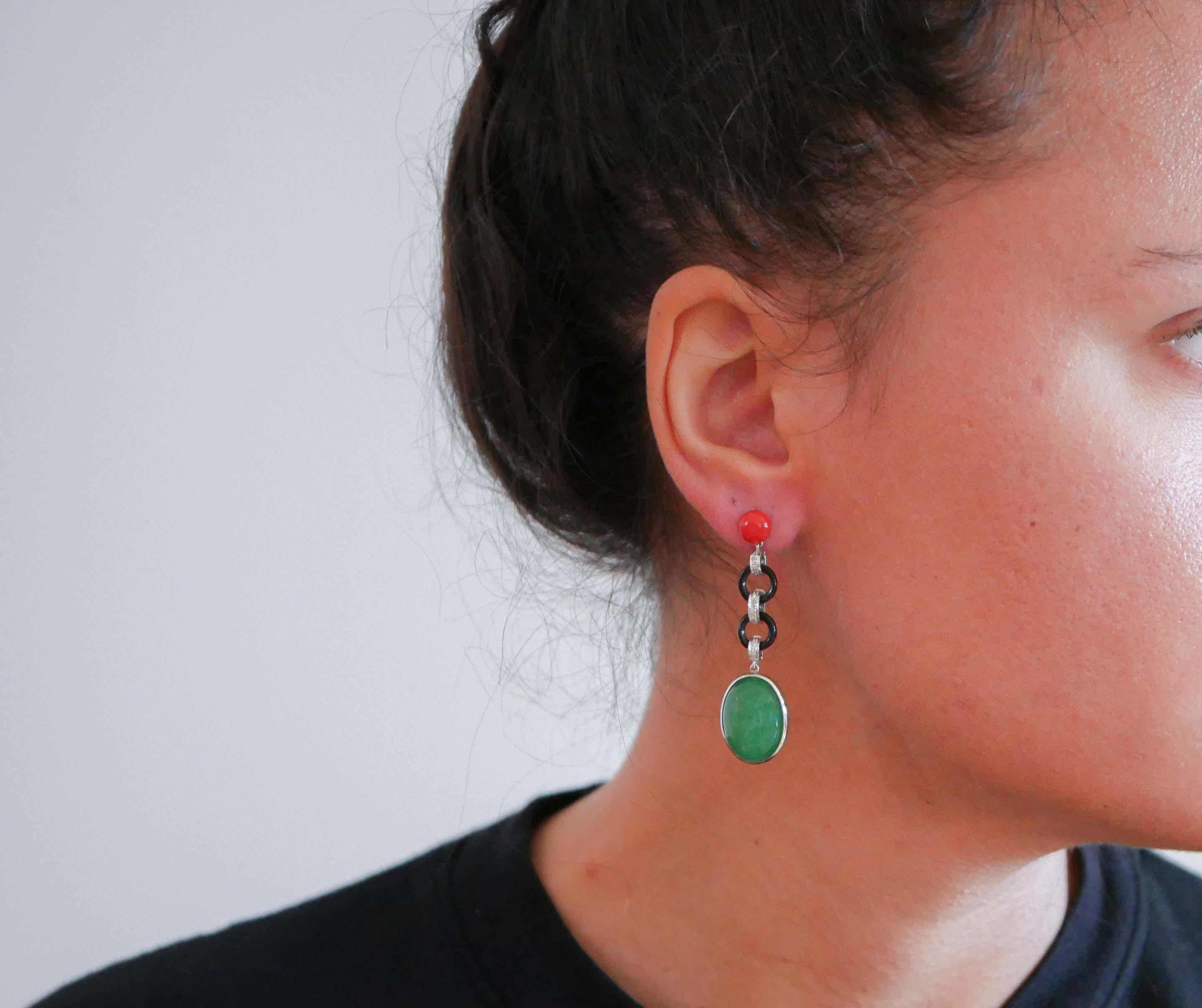 Ohrhänger aus Platin mit Jade, Koralle, Onyx und Diamanten. (Gemischter Schliff)