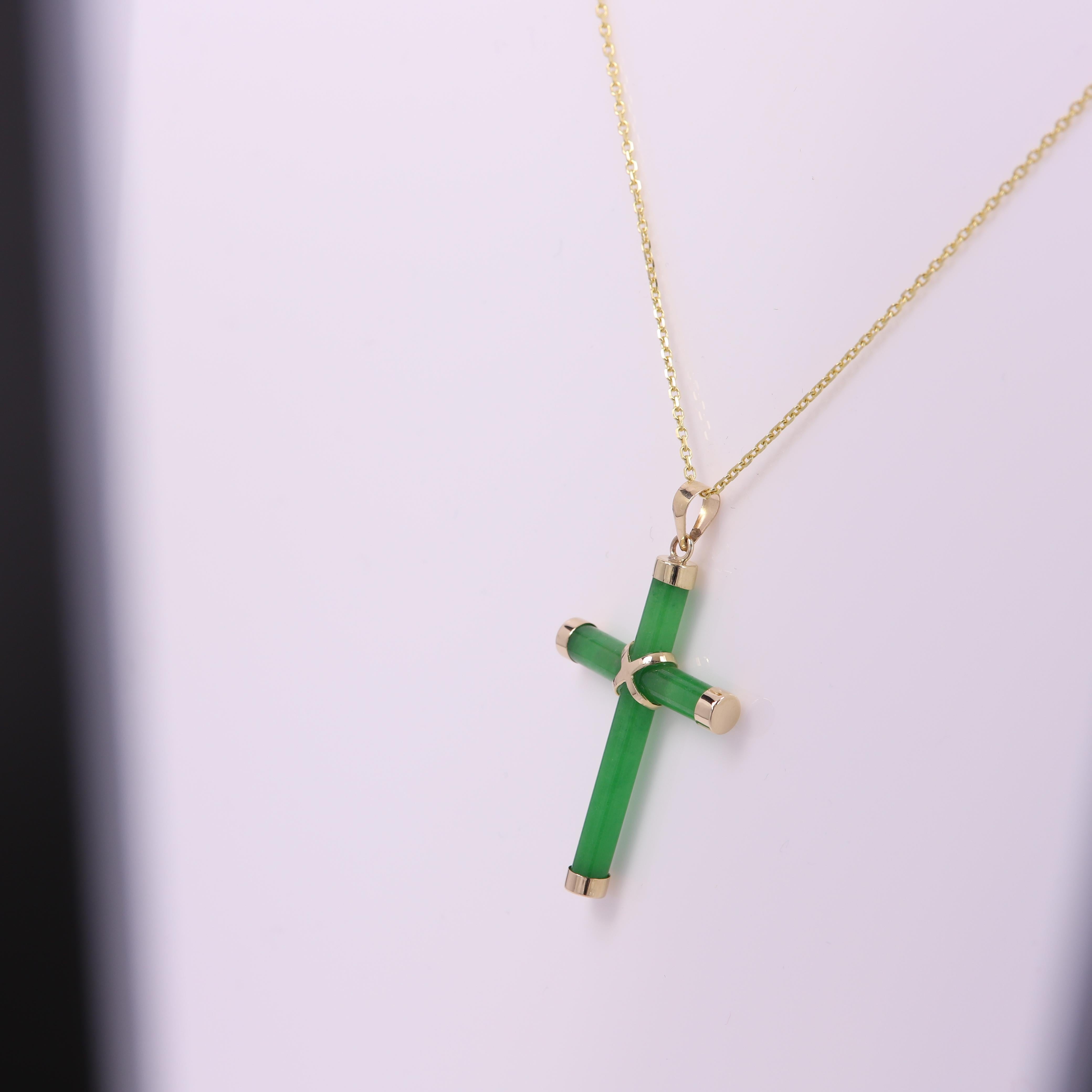 Beautiful Jade Cross
Set with 14k Yellow Gold overall weight 1.7 grams.
Natural Jade that is color treated (treatment is common and popular).
Size: 30 x 20 mm(1.25' inch high, 0.75' Inch wide).
The chain is 14k yellow gold, basic classic link chain