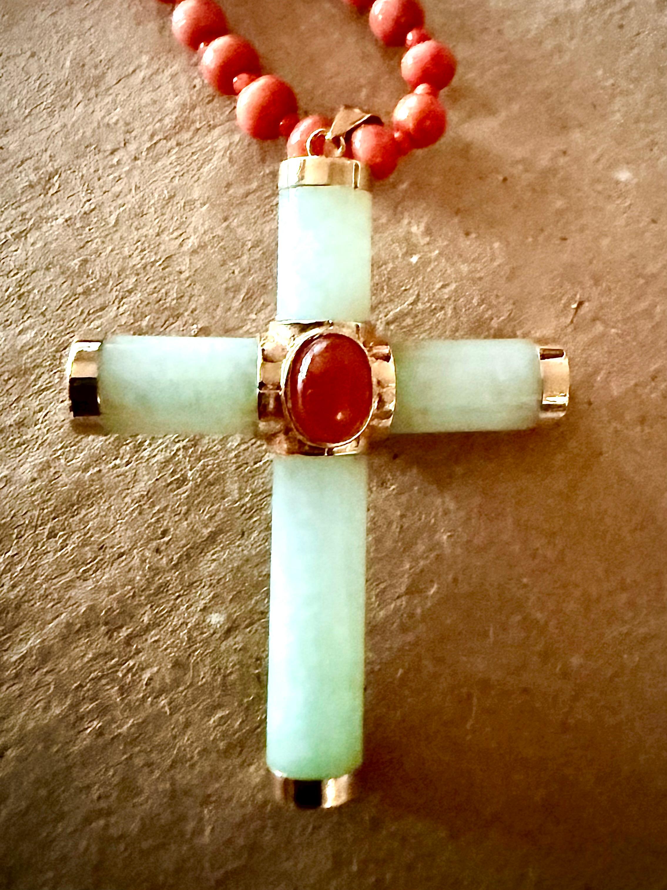 Croce di giada con  Perline di corallo e oro in vendita 4