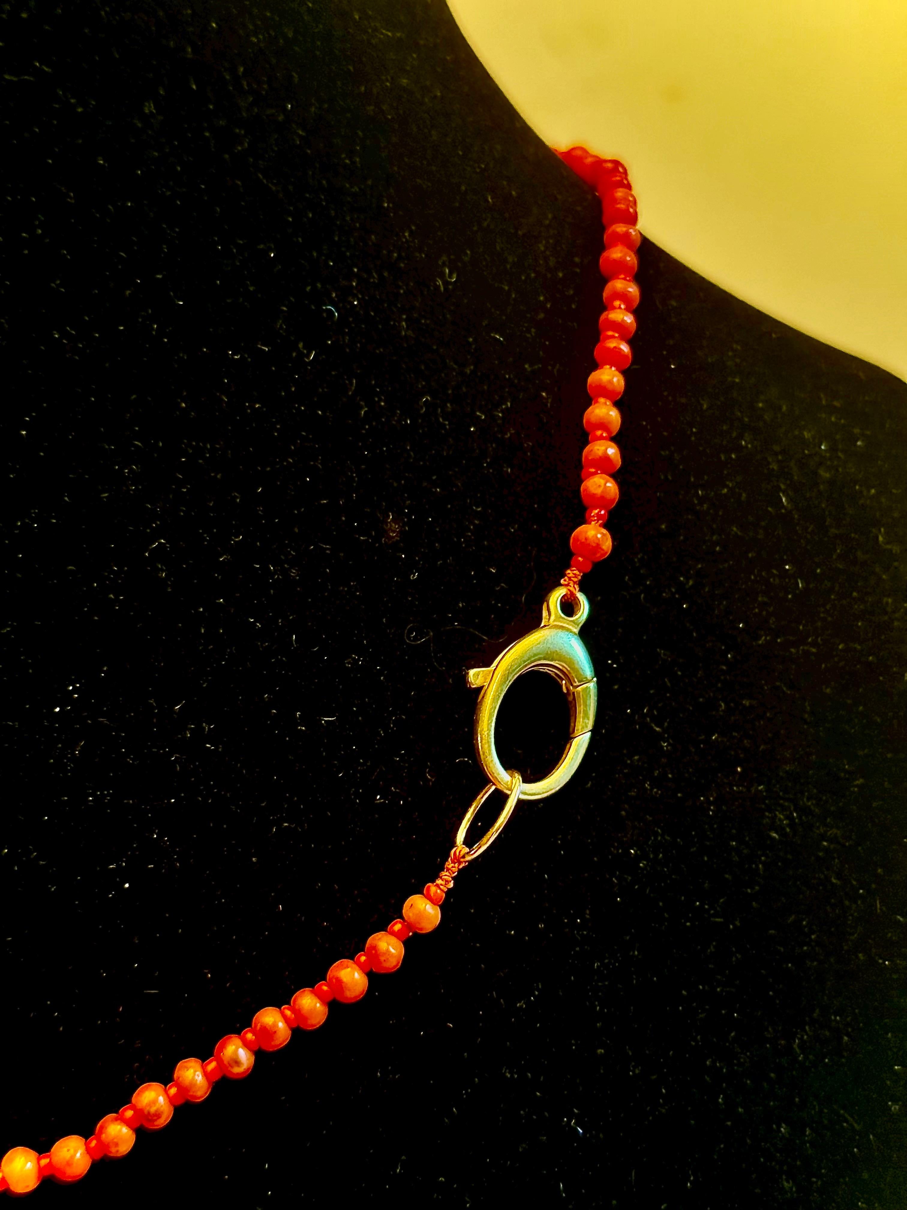 Monteur vintage en jade céladon en or 14kt . La croix est réversible en jade lavande ou cornaline fine de l'autre côté. 

Le pendentif est attaché à un fil de corail italien vintage. Les grandes perles sont divisées par des lits de corail plus