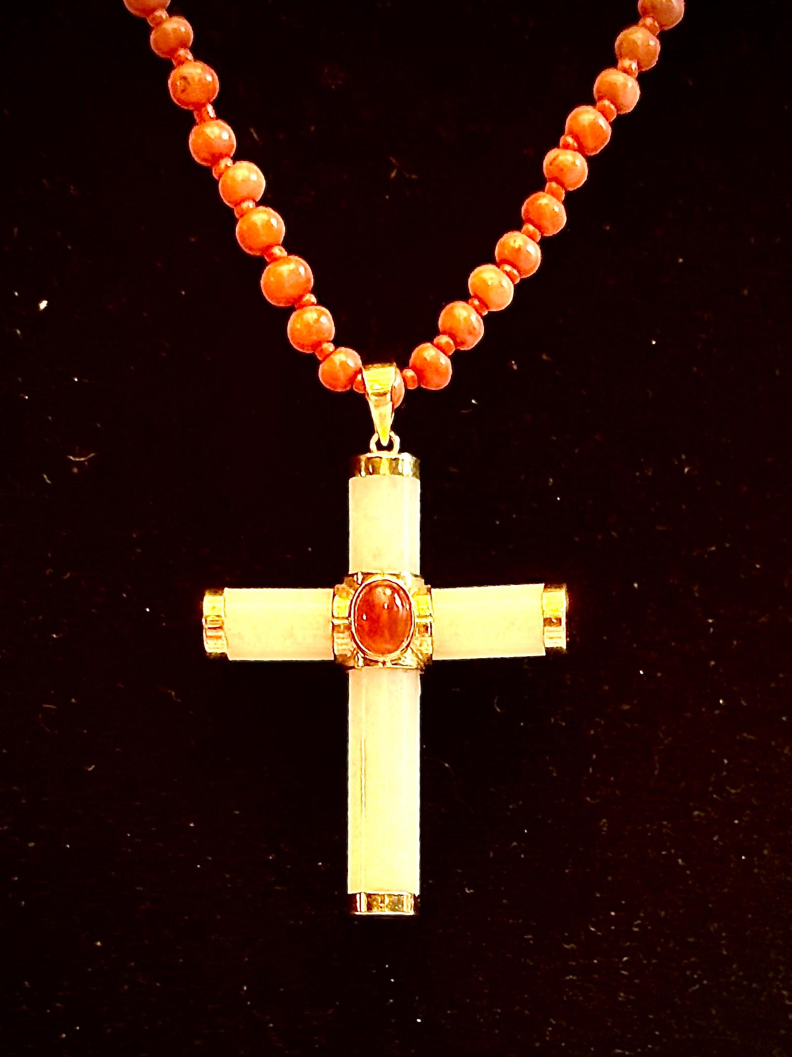 Taille cabochon Croix de Jade avec  Perles de corail et or en vente