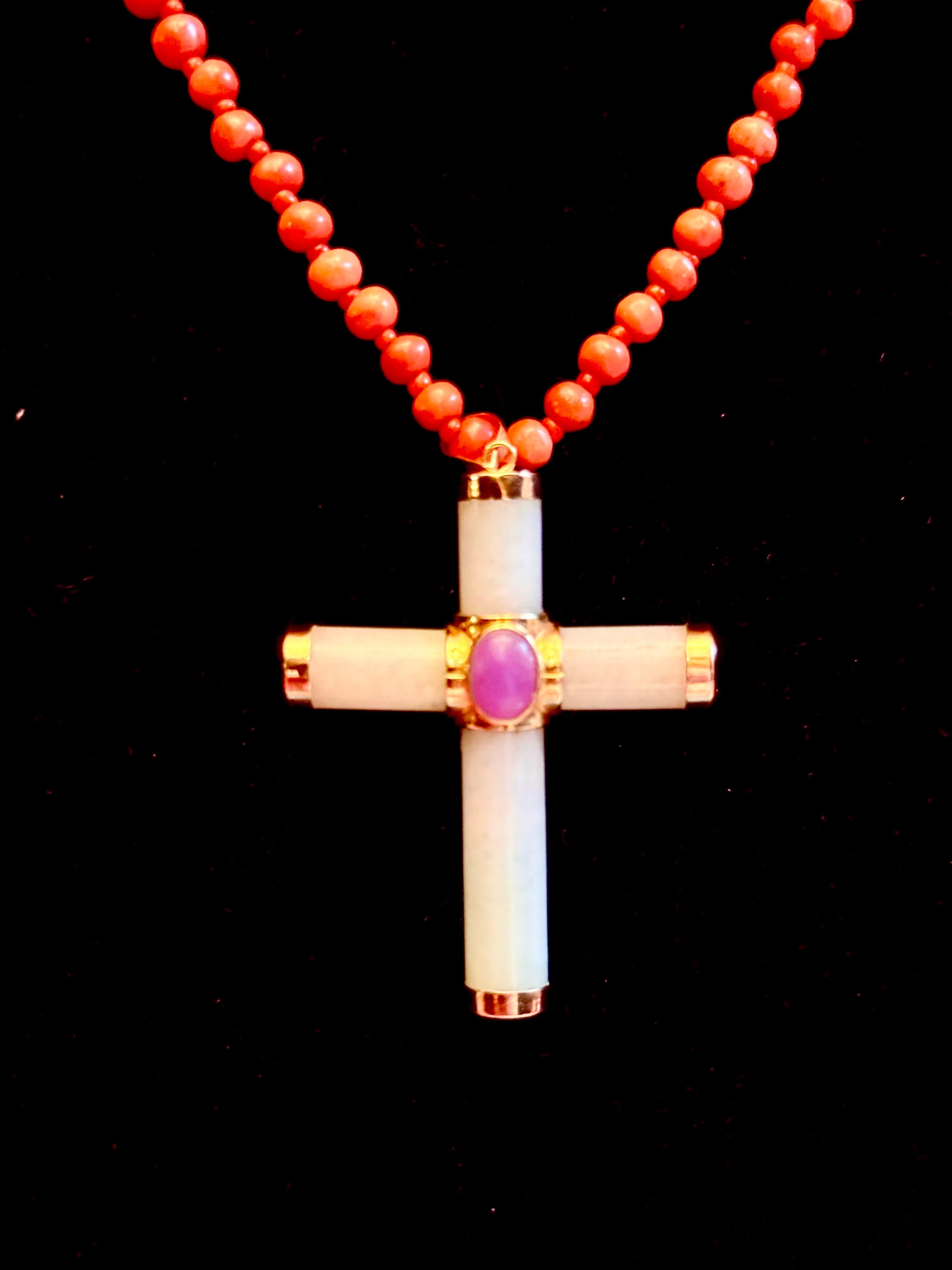 Croix de Jade avec  Perles de corail et or Bon état - En vente à New Orleans, LA
