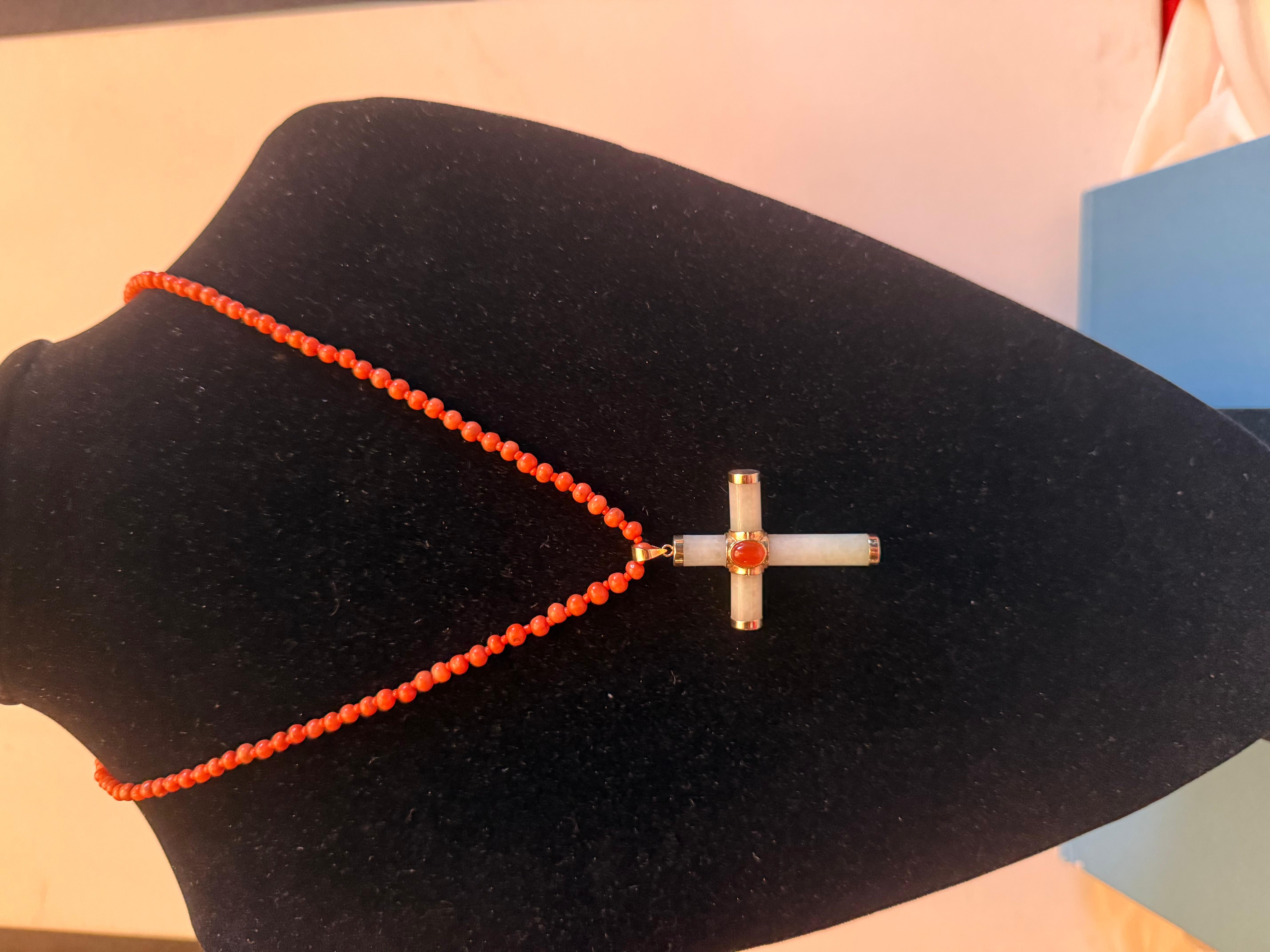 Donna Croce di giada con  Perline di corallo e oro in vendita
