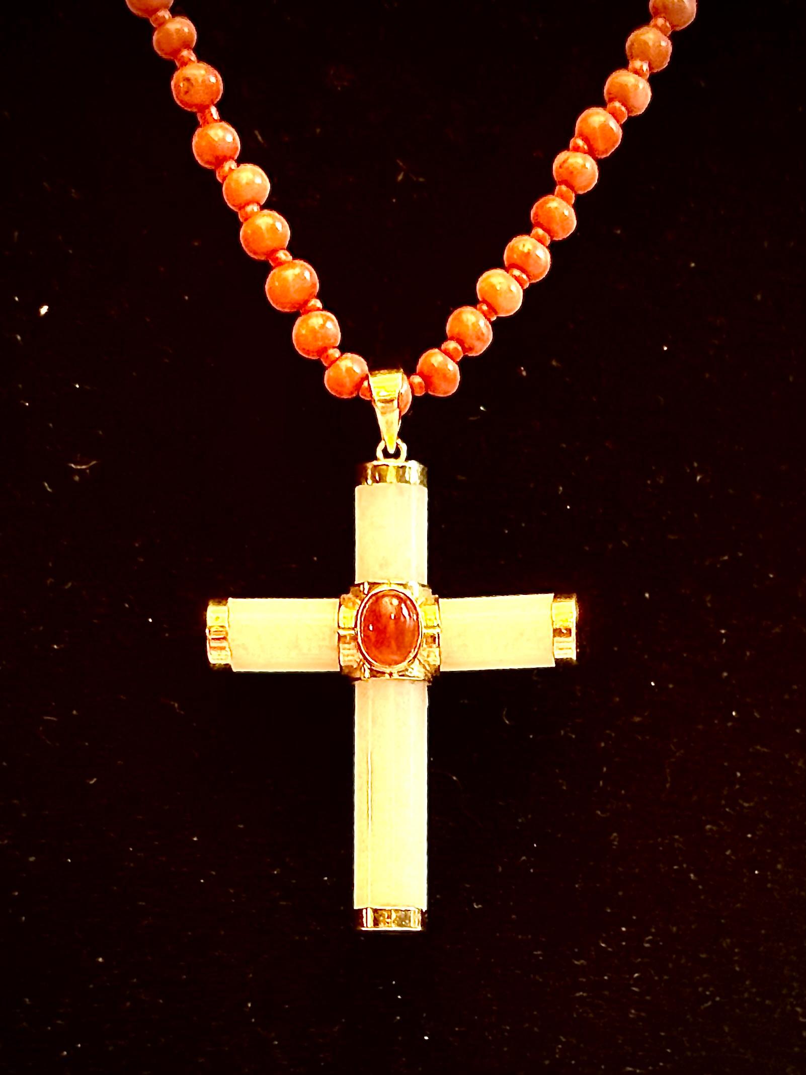 Croce di giada con  Perline di corallo e oro in vendita 1