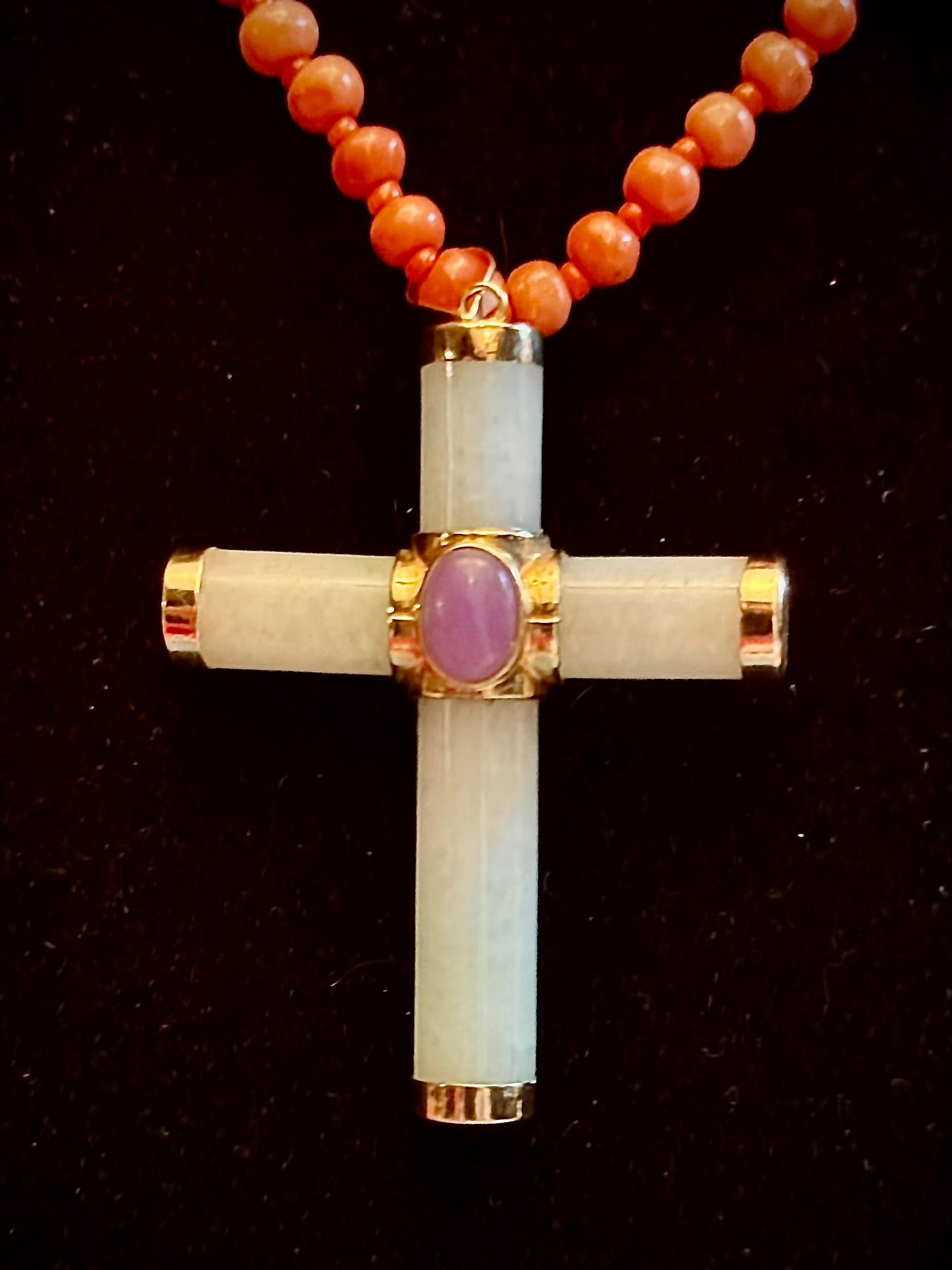 Croce di giada con  Perline di corallo e oro in vendita 3