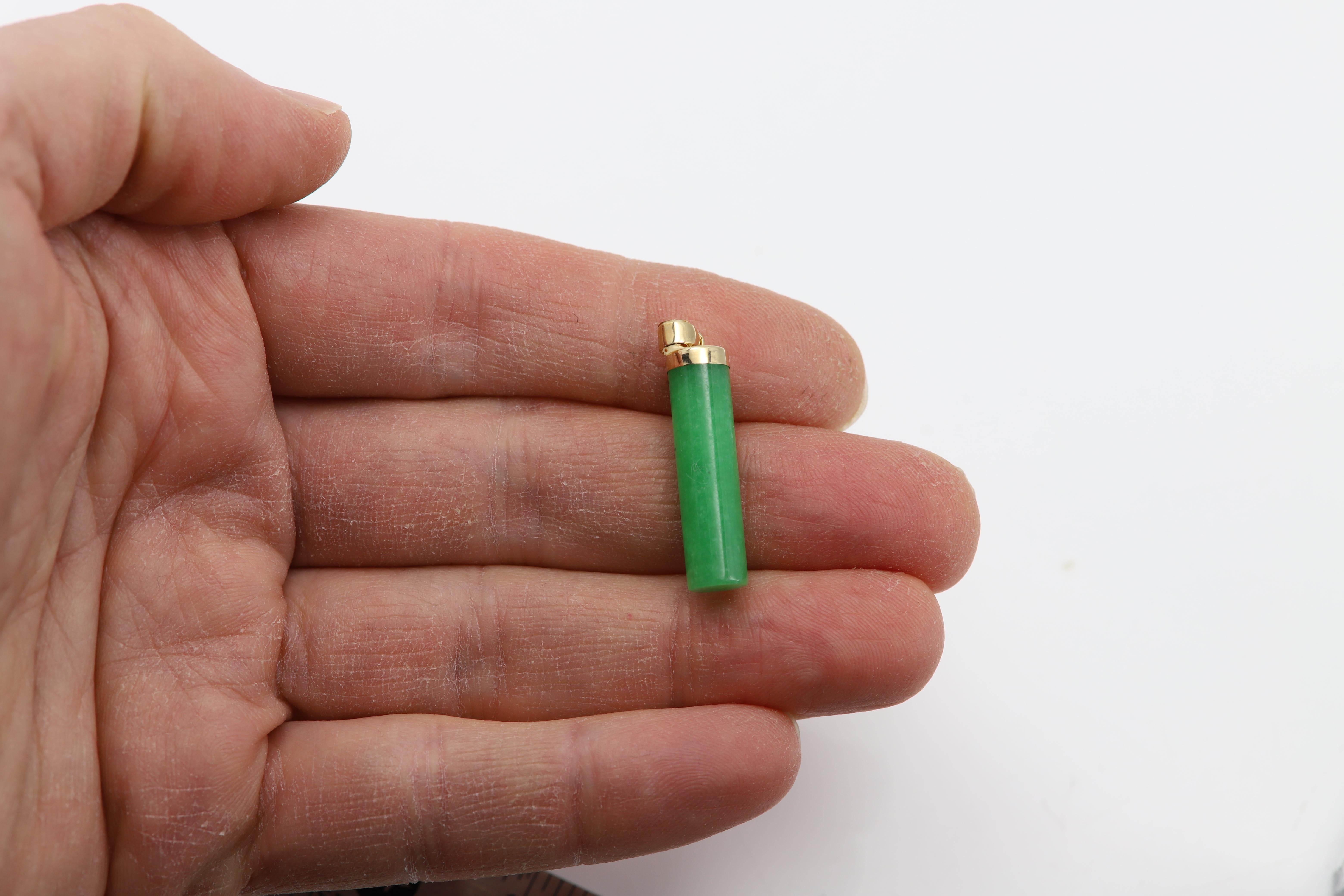 Magnifique cylindre en jade
Or jaune 14k  - or massif
Jade naturel traité en couleur (standard populaire commun).
Poids approximatif 3,6 grammes (sans chaîne)
Taille : 27 mm de haut et  7mm d'épaisseur (1' pouce de haut et 1/4' pouce