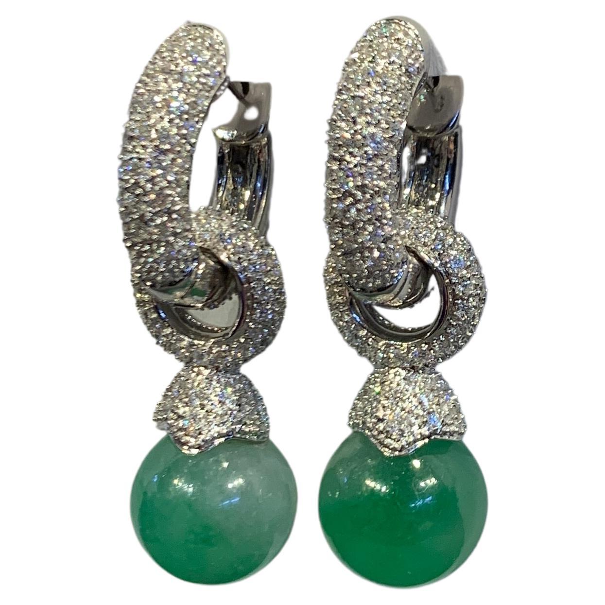 Jade & Diamant Tag & Nacht Ohrringe

Ein Paar Ohrringe aus 18 Karat Weißgold, besetzt mit ca. 3,10 Karat Diamanten im Rundschliff und 2 Jadeperlen mit einem Gewicht von ca. 37,52 Karat. Die Jadeperlenaufsätze sind abnehmbar, so dass die Ohrringe auf