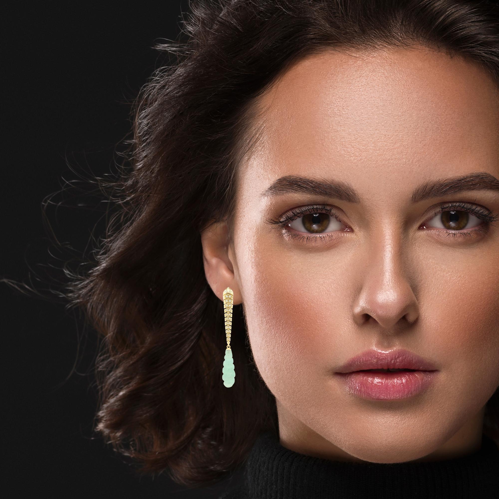 Taille ronde Boucles d'oreilles Jade diamant 18 Karat 2.5' Long Dangle Earring Jade naturel sculpté en vente