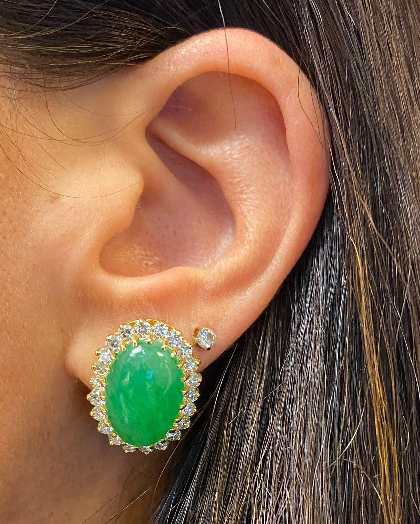 Boucles d'oreilles en jade et diamant

Paire de boucles d'oreilles en or jaune serties de 44 diamants ronds et de 2 jades cabochons

Poids total approximatif des diamants : 2,2 carats

Longueur : 0.88