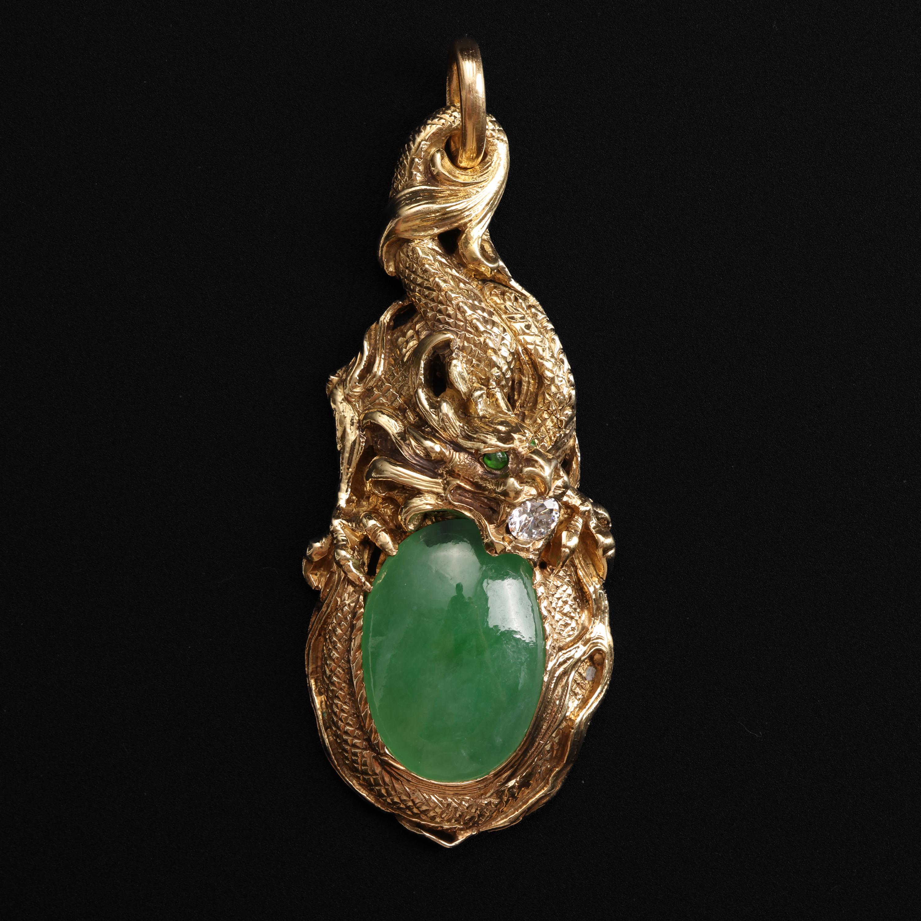 Dieser Anhänger aus 14 Karat Gelbgold, Jade und Diamanten ist einfach spektakulär. Mit einem 18,5 x 13,3 großen Doppel-Cabochon aus hochtransparentem, leuchtend apfelgrünem, natürlichem und unbehandeltem Jadeit aus Birma. Die leuchtende, äußerst