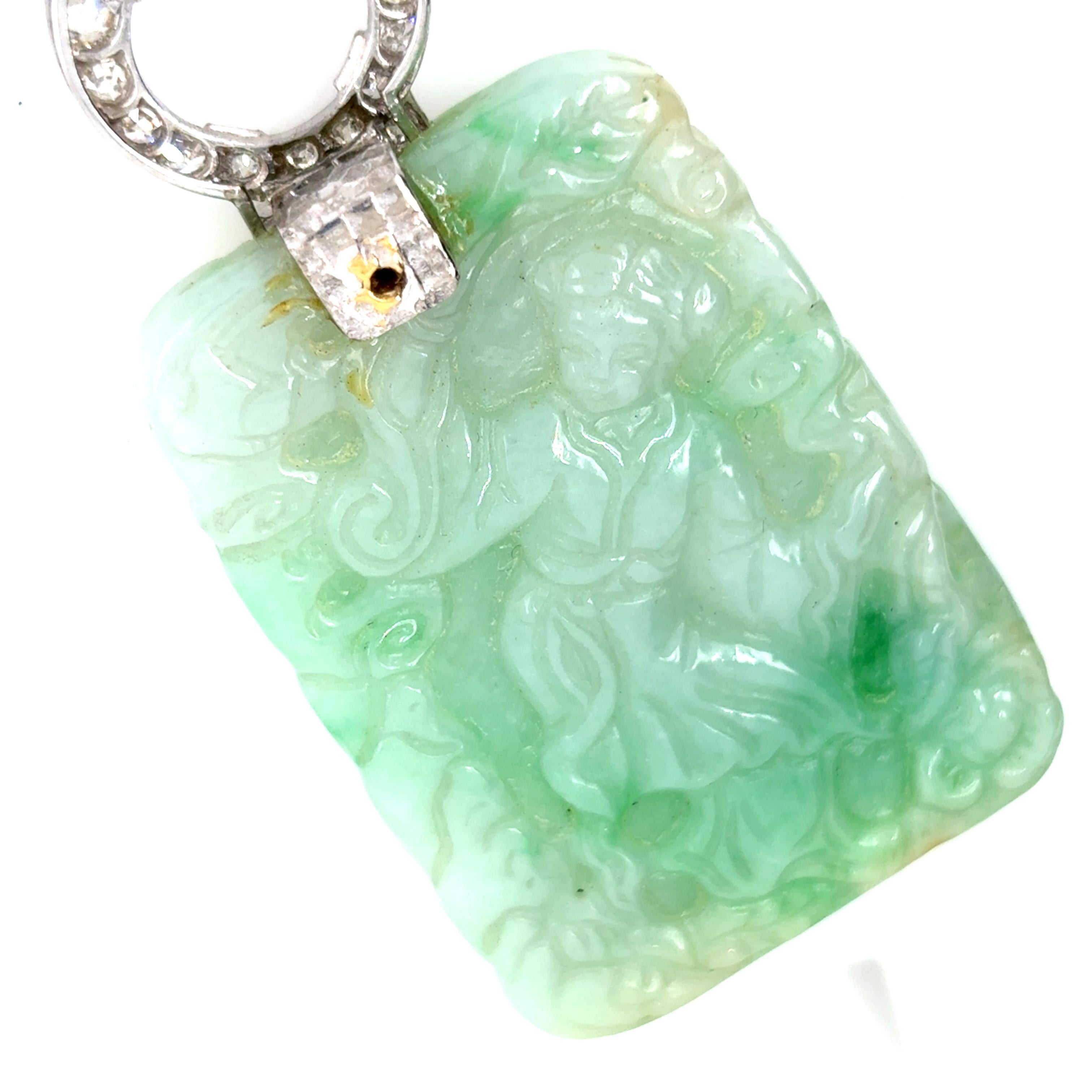 Questo ciondolo con diamante di giada è un'opera d'arte da indossare, con una serena figura femminile delicatamente scolpita nella ricca giada verde proveniente dal Myanmar. 

La consistenza liscia e la tonalità profonda della giada evocano calma e