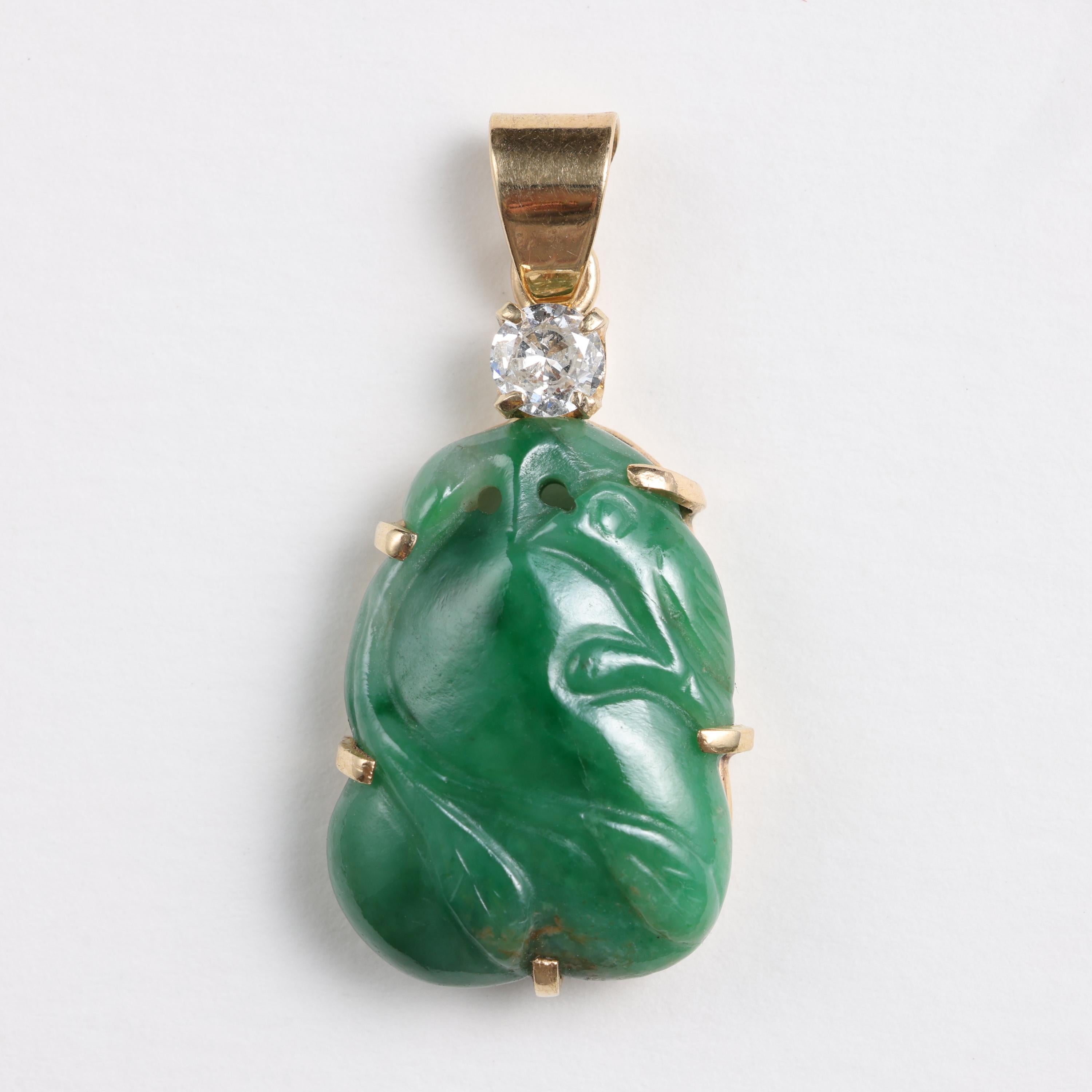 Di colore verde smeraldo intenso con una lucentezza interamente lucidata a mano, questa splendida pietra di giadeite intagliata del XIX secolo - inizio XX secolo è incastonata in una montatura in oro giallo 14K fatta a mano, estremamente semplice,