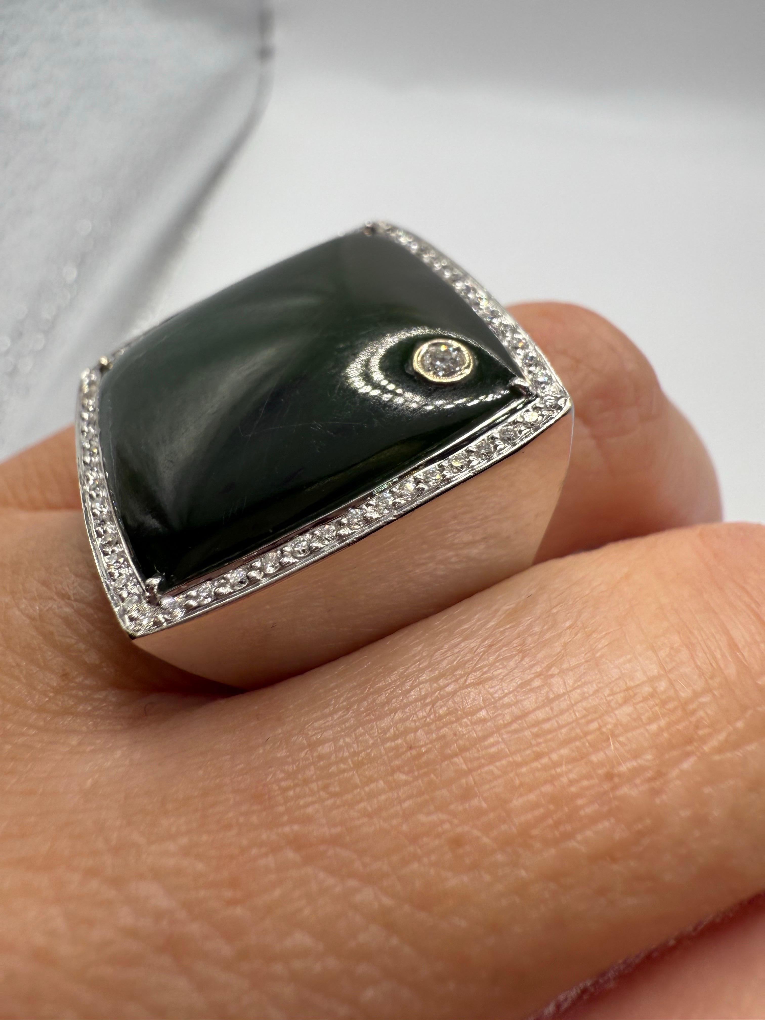 15 Karat Ring aus natürlicher Jade mit 0,50 Karat Diamanten, Reinheit VS-SI, Farben F-G. Ringgröße 7 und kann in der Größe verändert werden. 

**Alle Artikel verlassen unser Haus mit einem Zertifikat auf den Namen des Käufers, Firmenpolitik! Dies