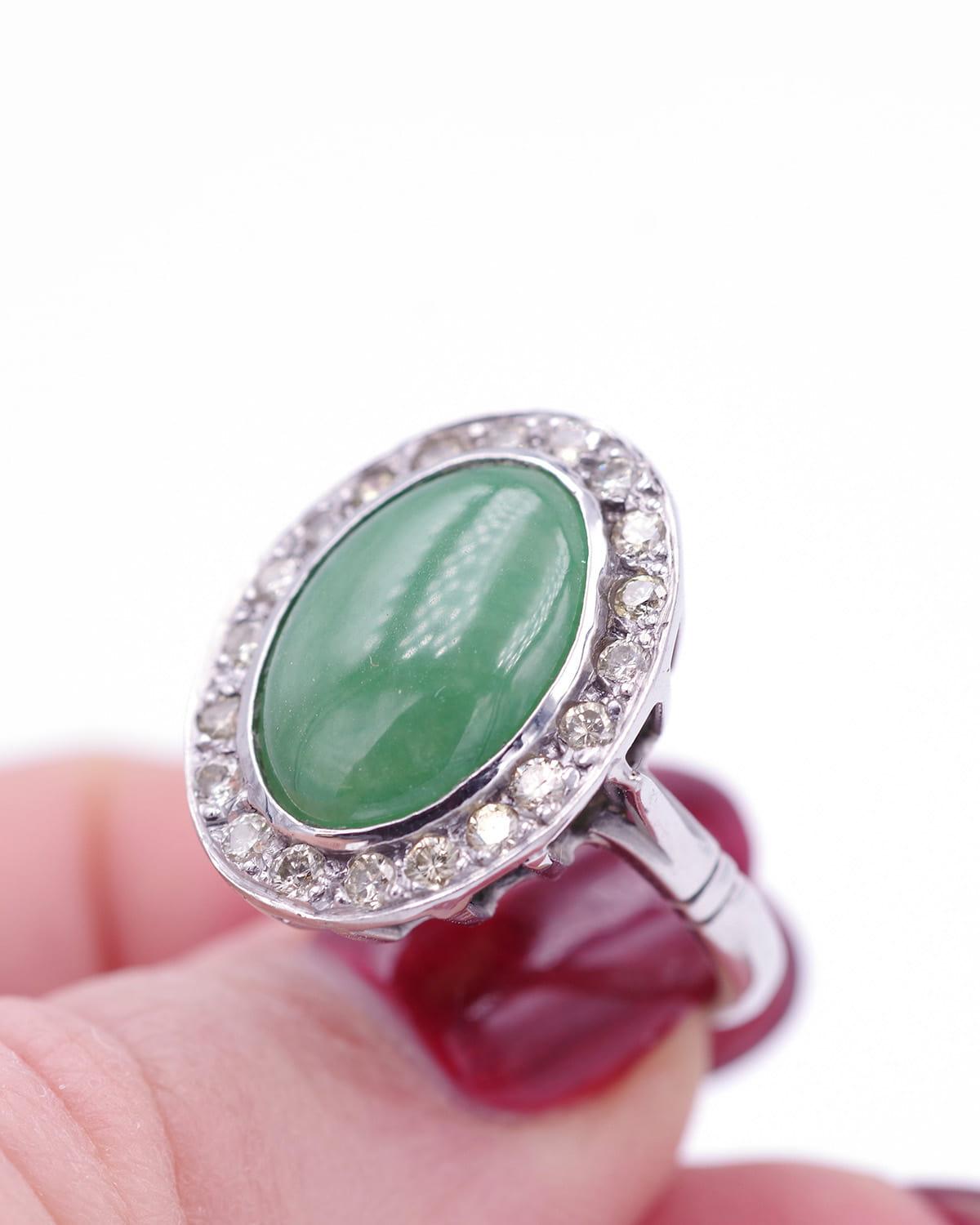 Jade diamond ring in 18k white gold, green jadeite 1970's In Good Condition For Sale In PARIS, FR