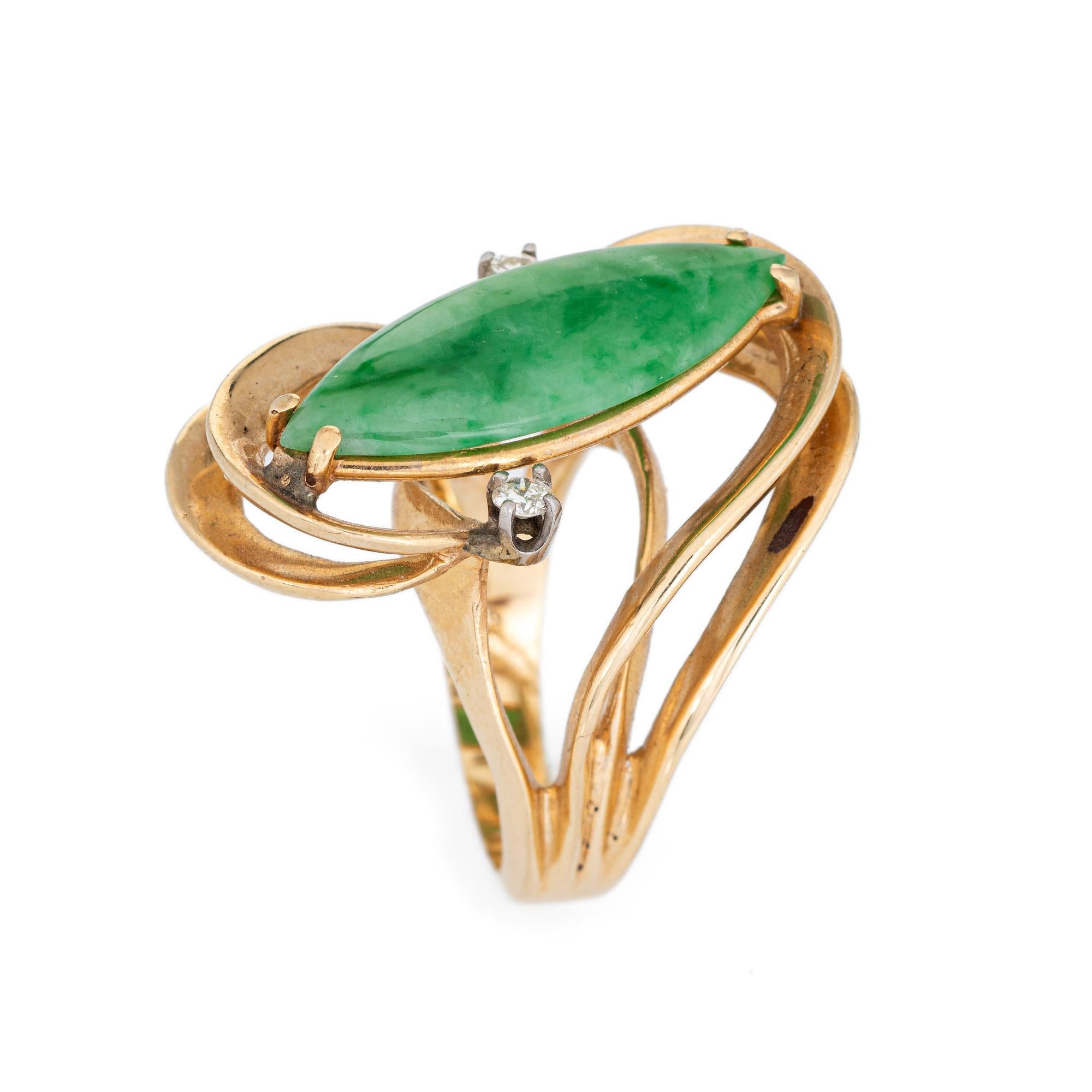 Eleganter Cocktailring im Vintage-Stil (ca. 1950er bis 1960er Jahre), gefertigt aus 14 Karat Gelbgold. 

Die Jade misst 23 mm x 9,5 mm (geschätzte 5 Karat), akzentuiert mit geschätzten 0,07 Karat Diamanten (geschätzte Farbe I und Reinheit SI1). Die