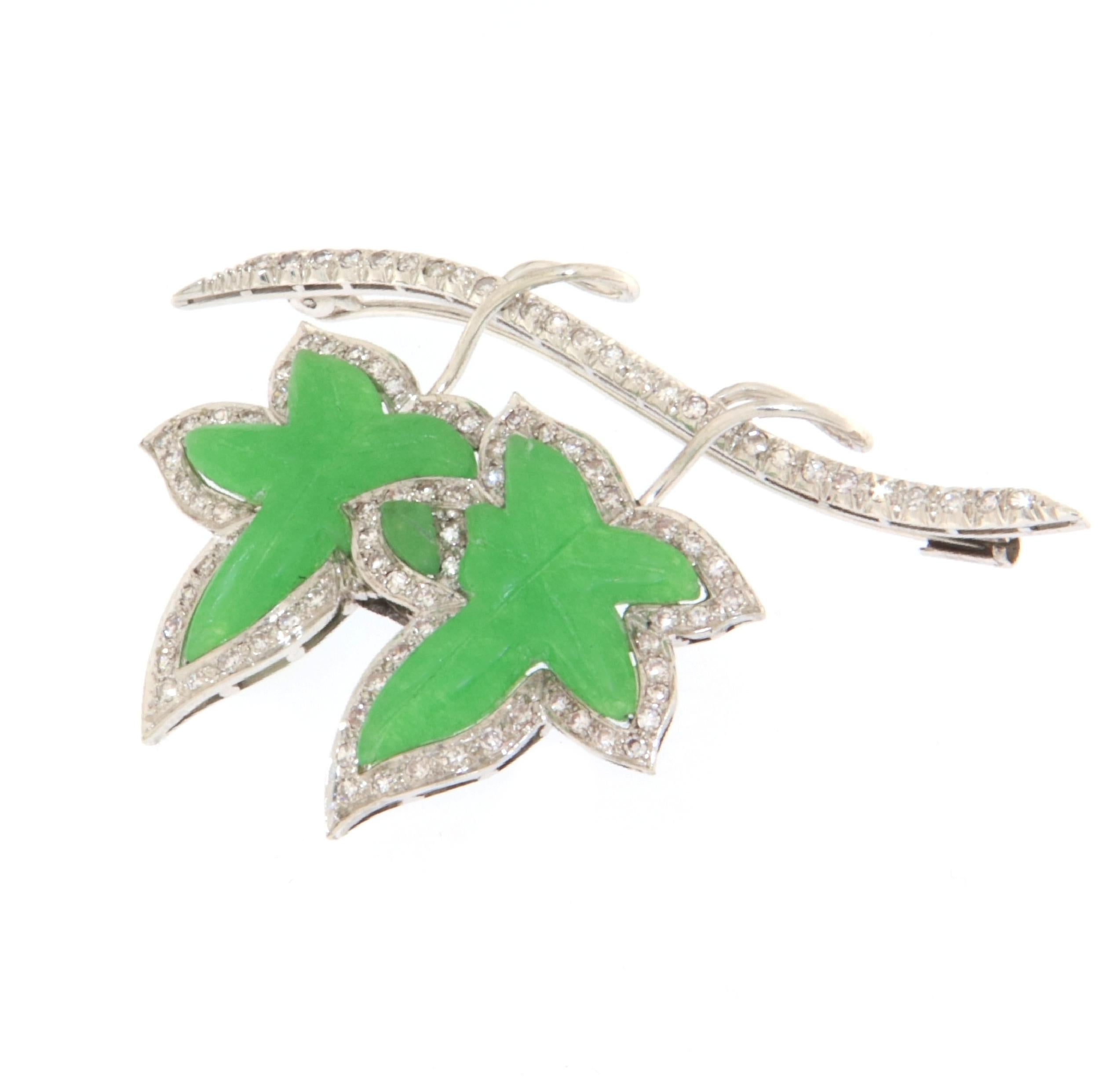 This brooch, depicting two leaves held by a branch, entirely crafted in 18-karat white gold, is a work of exquisite beauty and sophistication. Inspired by nature, the design captures the elegance and grace of leaves through the use of jade, a