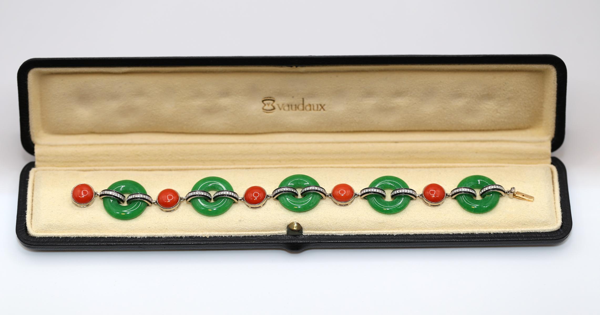 Jade and Diamonds with Onyx Bracelet in it's Box. 1930-es.

Magnificent Bracelet with Jade polished circles, interlinked with  Diamonds & Onyx stripes. Presented in its original box. Created around 1930-es. As a special order for a valued customer