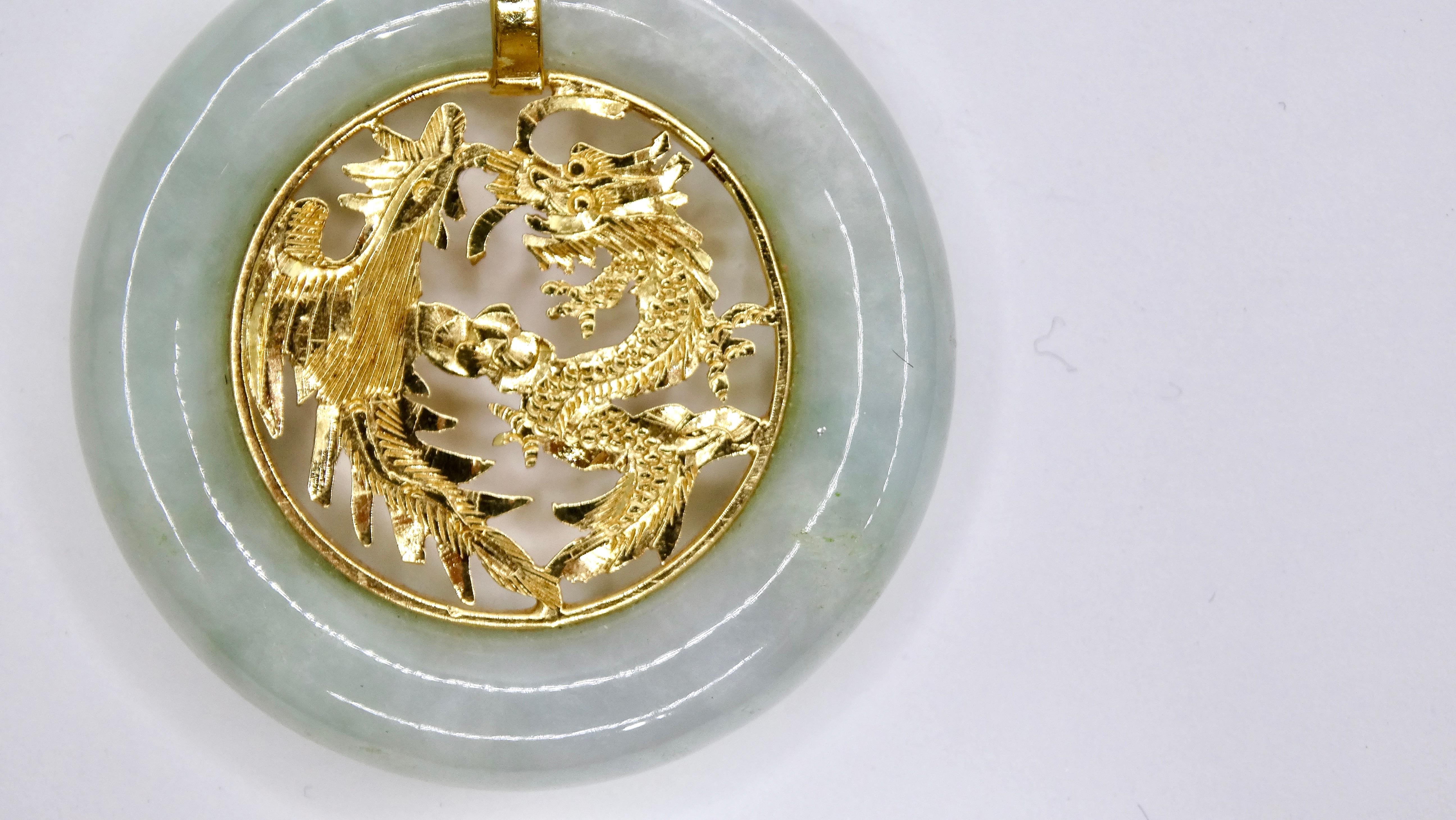 Taille ronde Grand pendentif dragon en or 24 carats et jade en vente