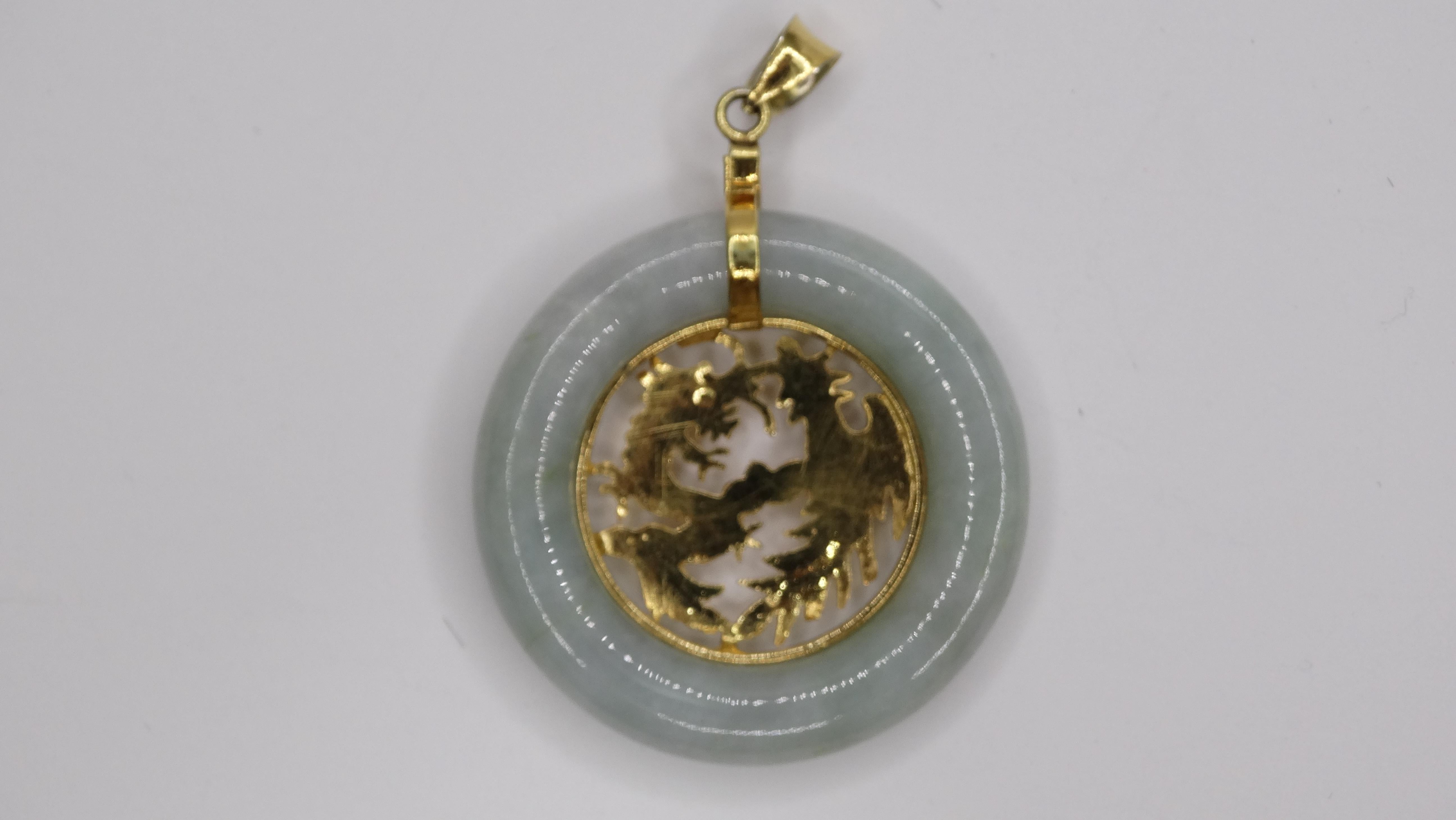 Grand pendentif dragon en or 24 carats et jade Excellent état - En vente à Scottsdale, AZ