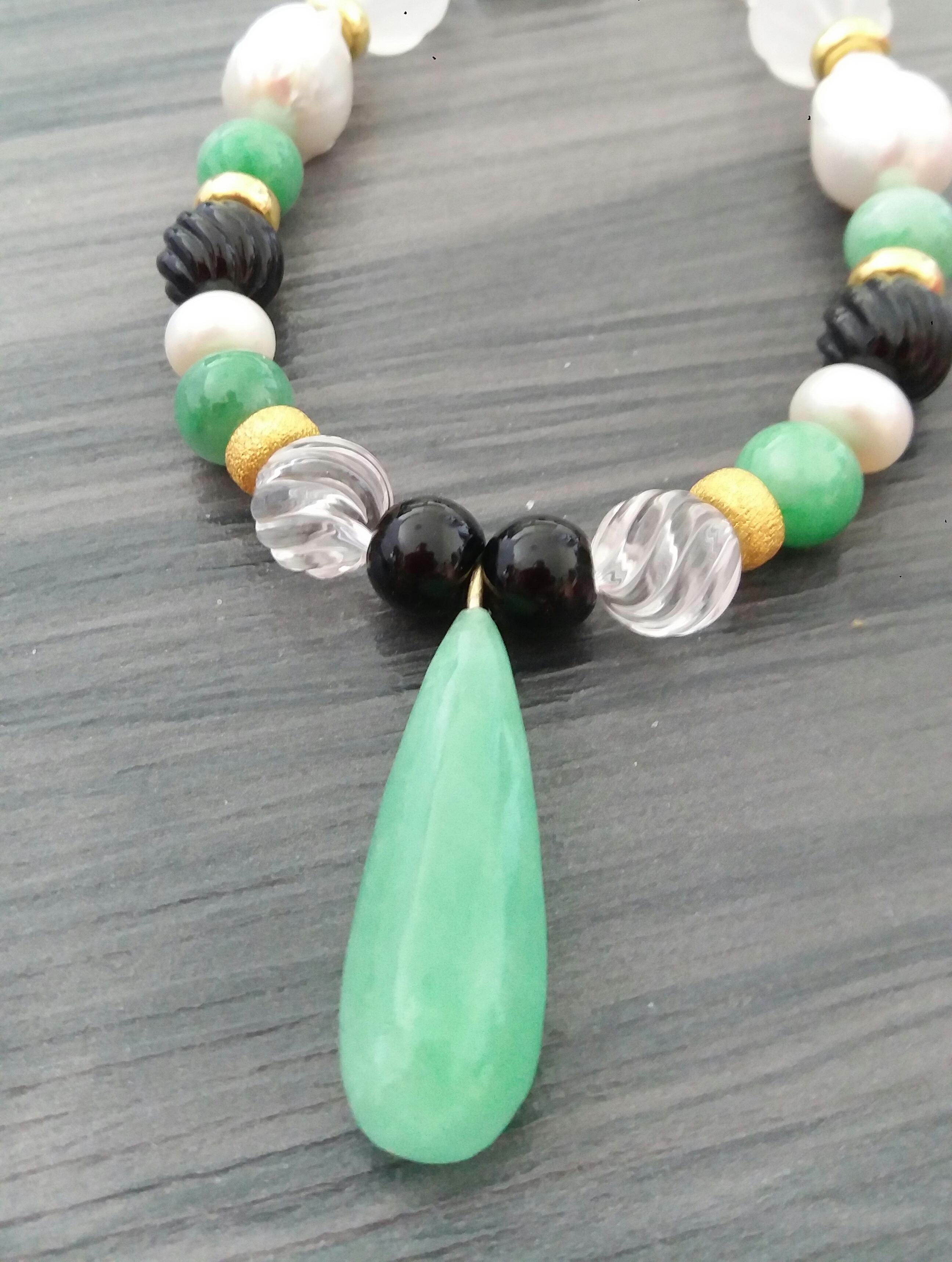 Colliers à pendentifs en or jaune avec pendentifs en jade, perles baroques, cristal de roche et onyx noir en vente 4