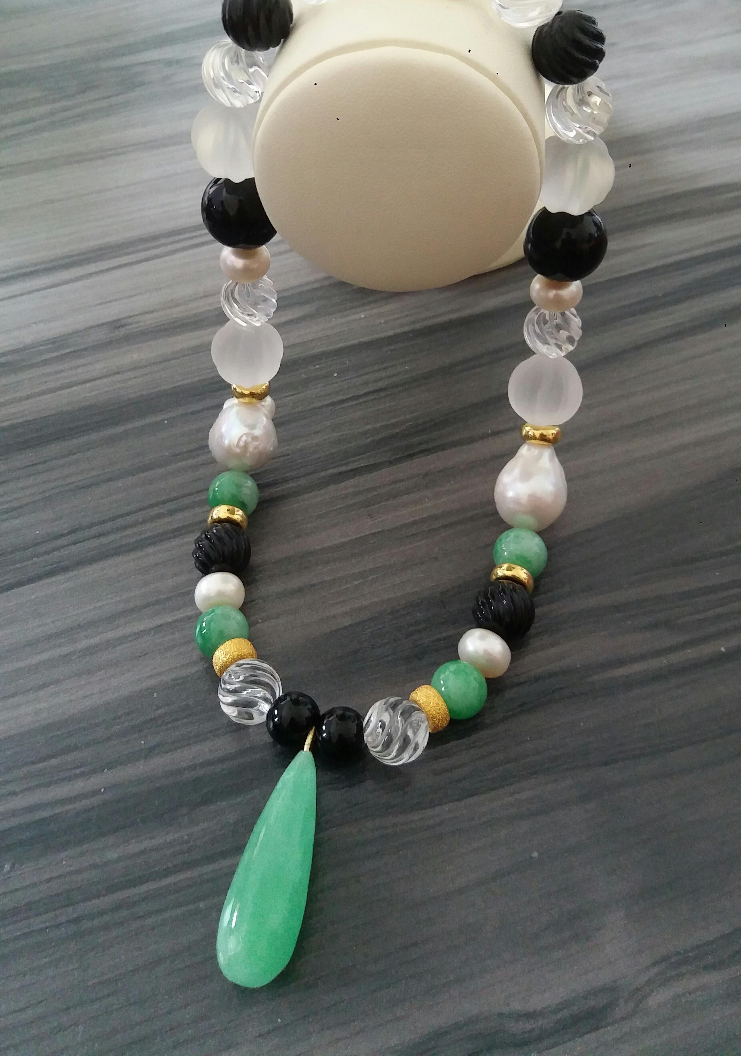 Colliers à pendentifs en or jaune avec pendentifs en jade, perles baroques, cristal de roche et onyx noir en vente 7