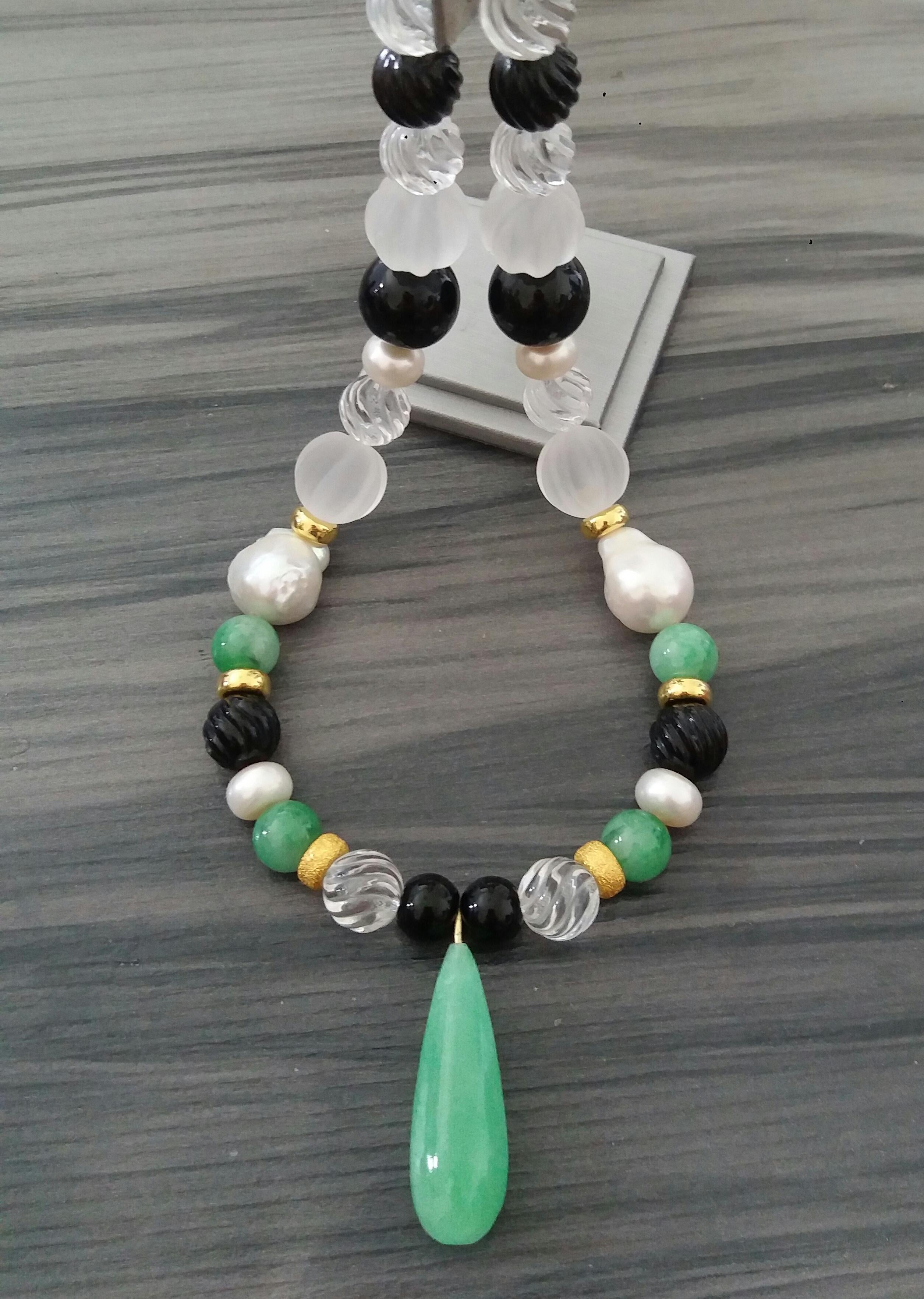 Colliers à pendentifs en or jaune avec pendentifs en jade, perles baroques, cristal de roche et onyx noir en vente 9
