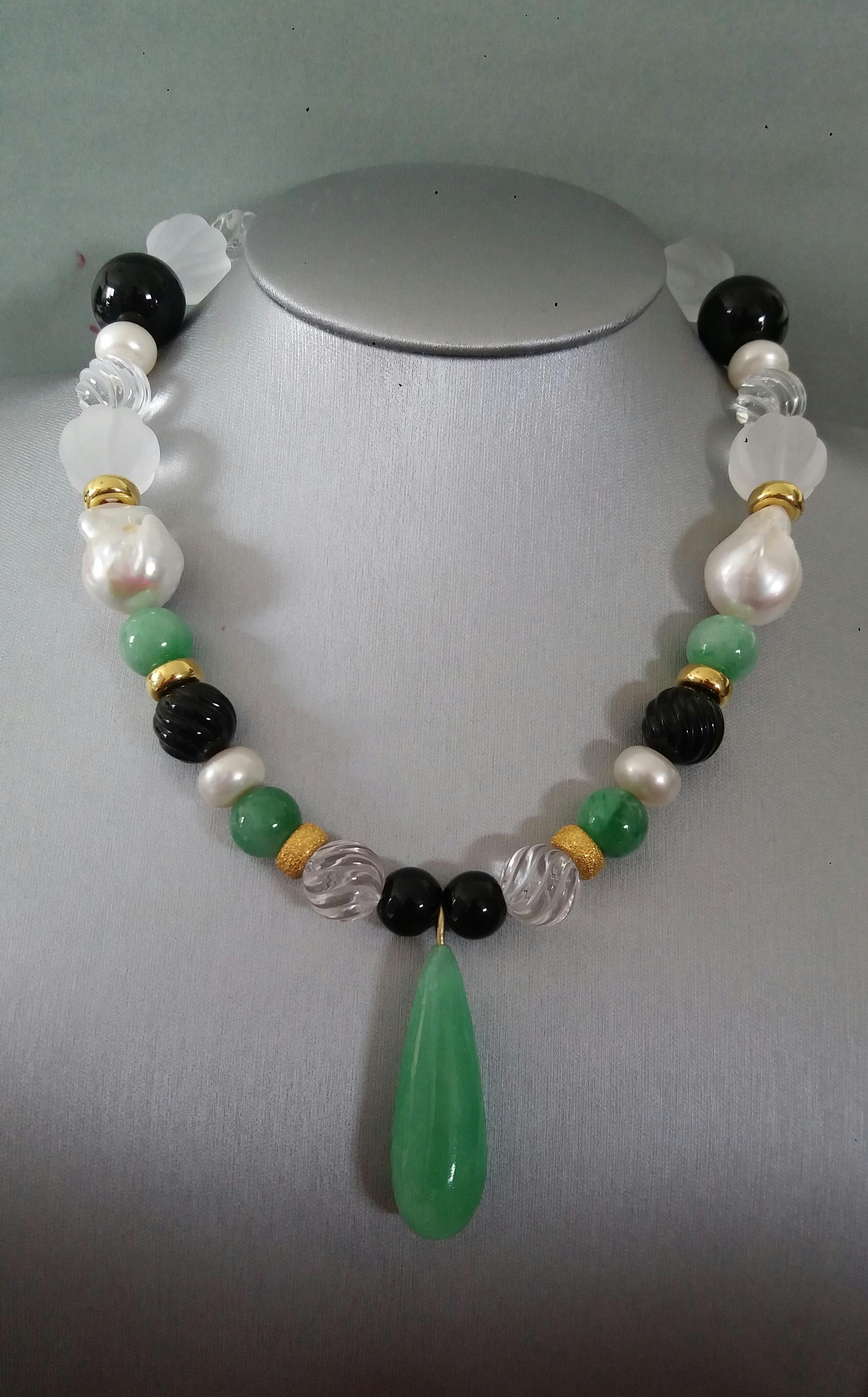 Collier unique et classique composé de perles baroques de grande taille, de sphères de jade vert de Birmanie de 10 mm, de quartz taillé, d'onyx noir de 16 mm de diamètre et d'éléments en or jaune 14 kt, auquel est suspendu un pendentif en jade de