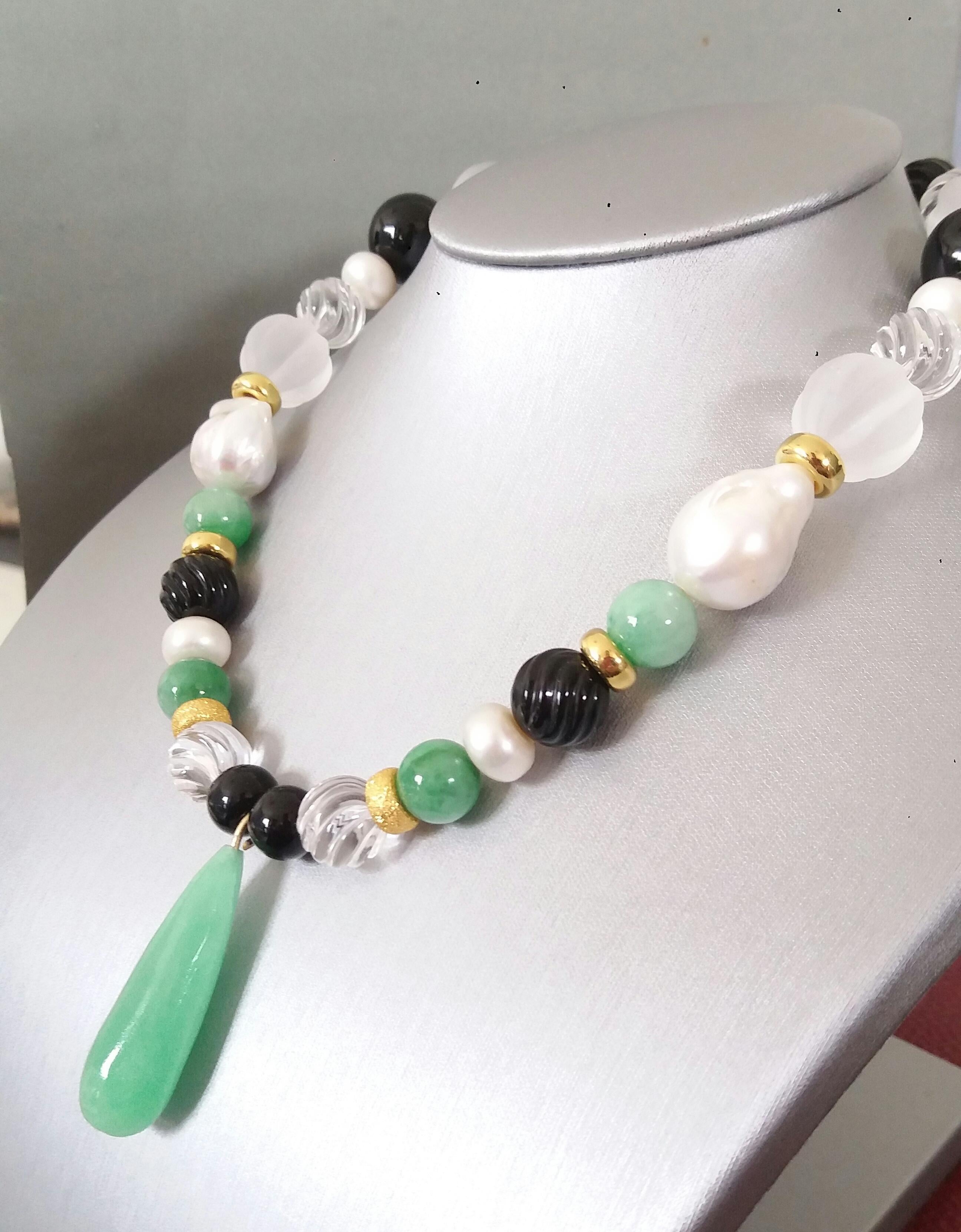 Taille mixte Colliers à pendentifs en or jaune avec pendentifs en jade, perles baroques, cristal de roche et onyx noir en vente