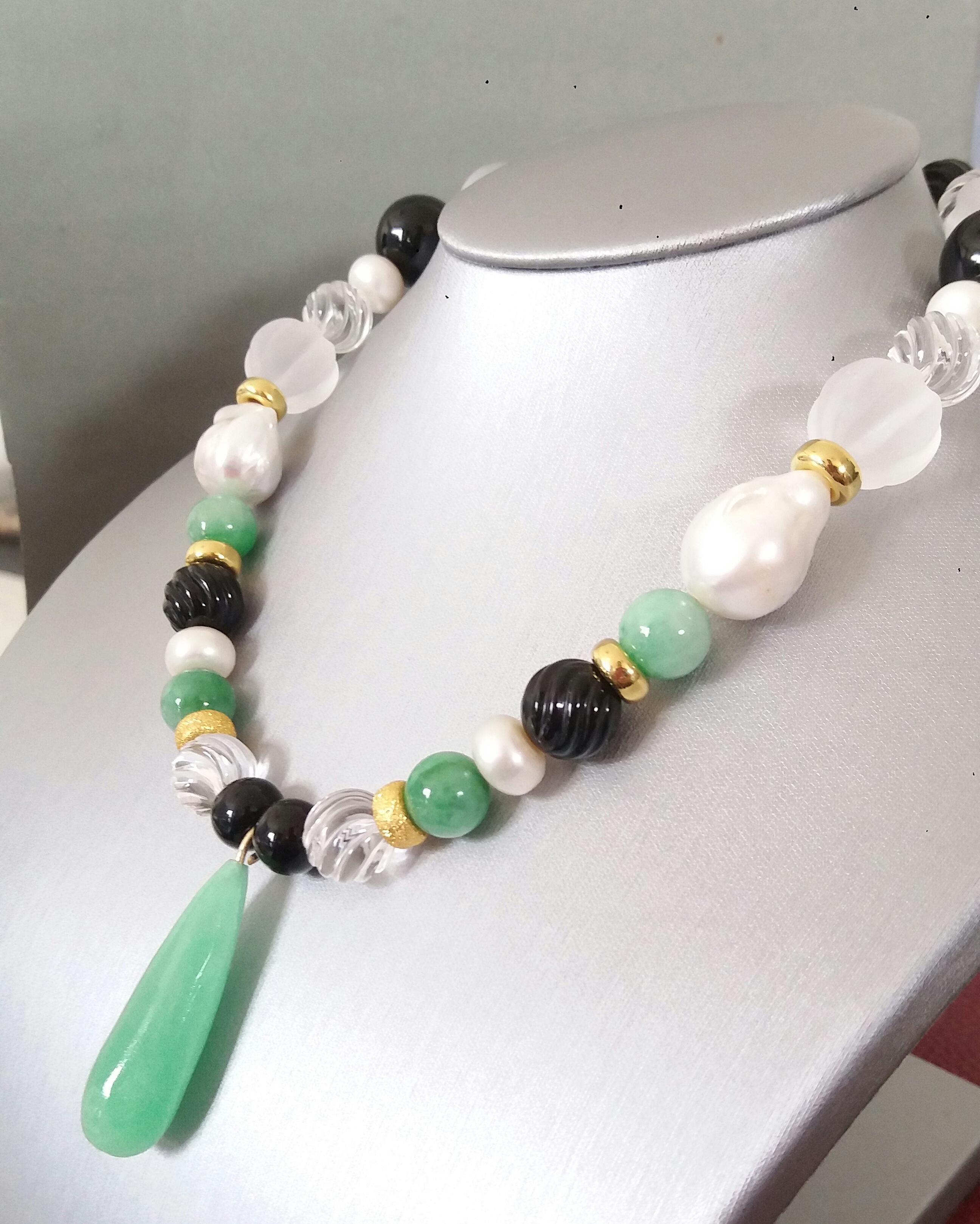 Colliers à pendentifs en or jaune avec pendentifs en jade, perles baroques, cristal de roche et onyx noir Bon état - En vente à Bangkok, TH